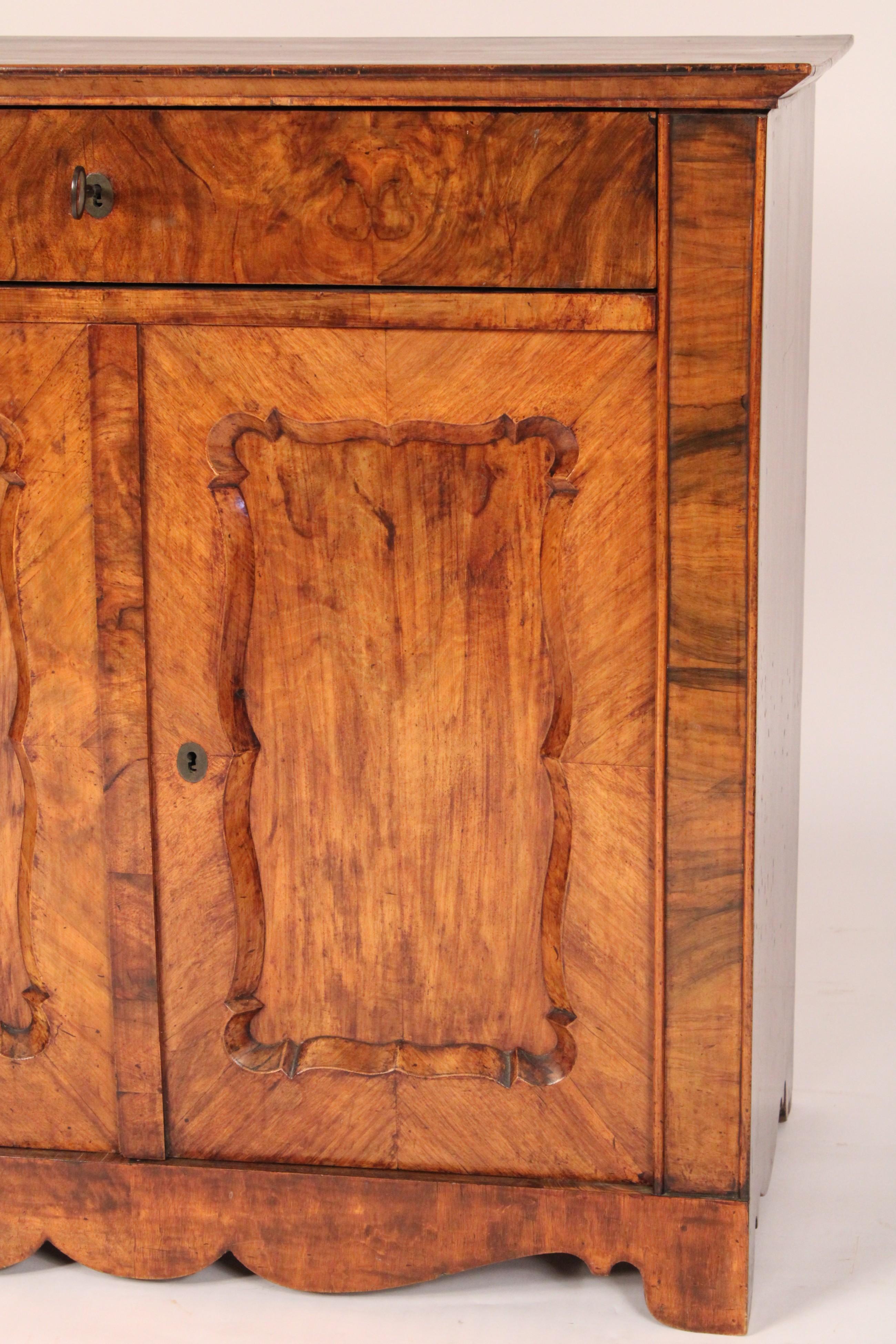 Fine XIX secolo Napoleon III Burl Walnut Two Door Cabinet in vendita
