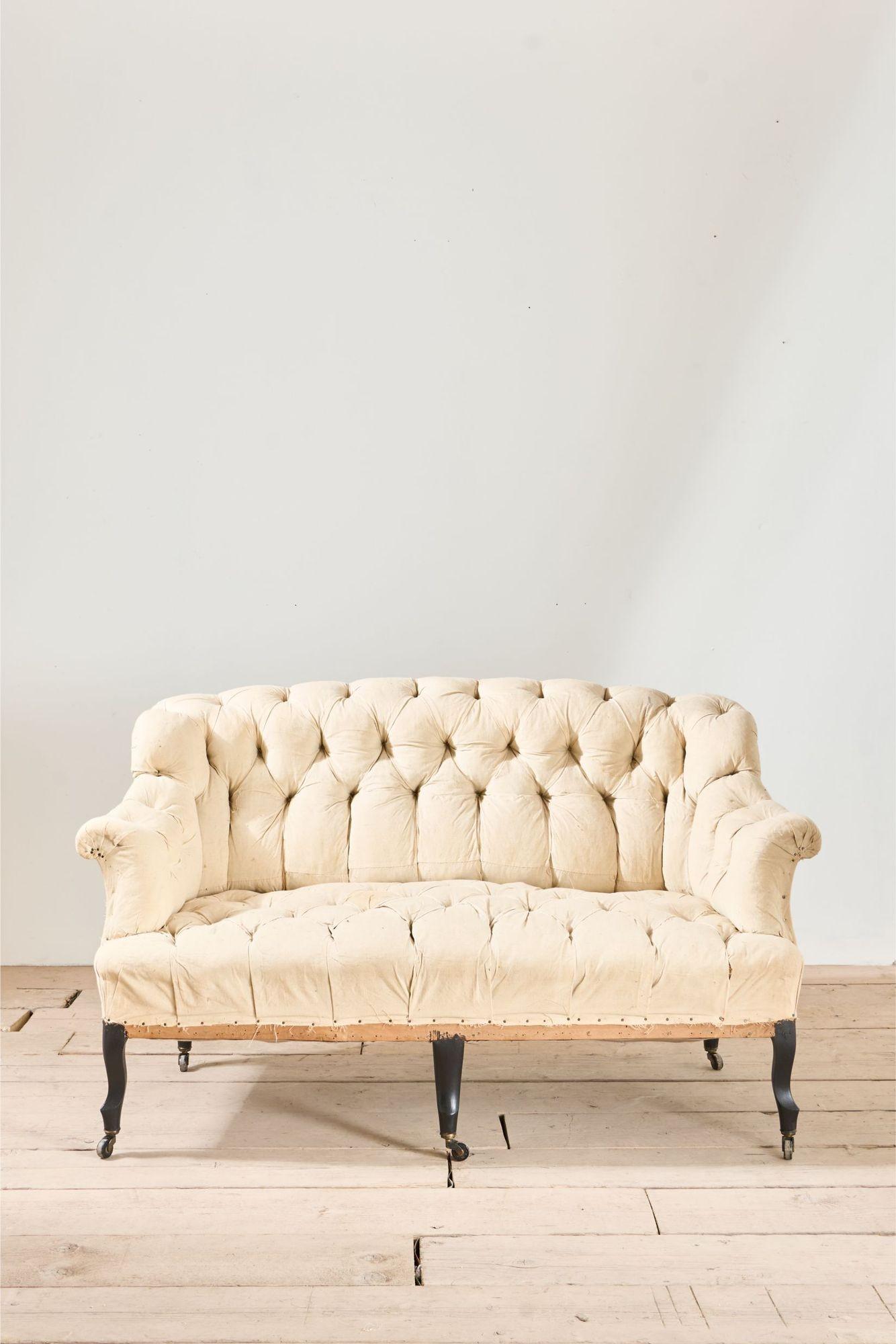 Se trata de un elegantísimo sofá Napoleón III con respaldo y asiento abotonados. Se alza sobre elegantes y altas patas cabriolé. Gran forma por todos los lados y cómodo de usar. Sofá ocasional ideal o sofá de menor tamaño para un lugar complicado de