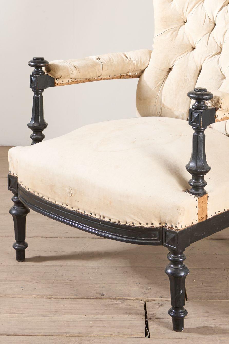 Se trata de un sillón abierto con respaldo abotonado Napoleón III del siglo XIX, muy elegante. Gran diseño con el elegante marco ebonizado. El tamaño es atractivo, por lo que resulta práctico a la vez que decorativo. 

Altura 99cm Anchura 72cm