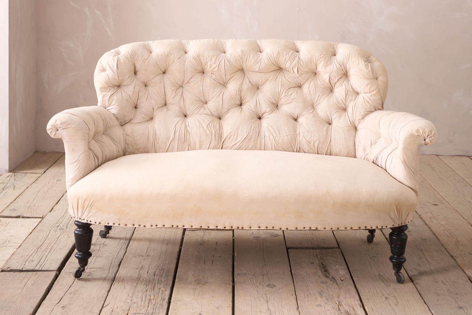 Napoleon III buttoned curved back sofa In Excellent Condition In Malton, GB