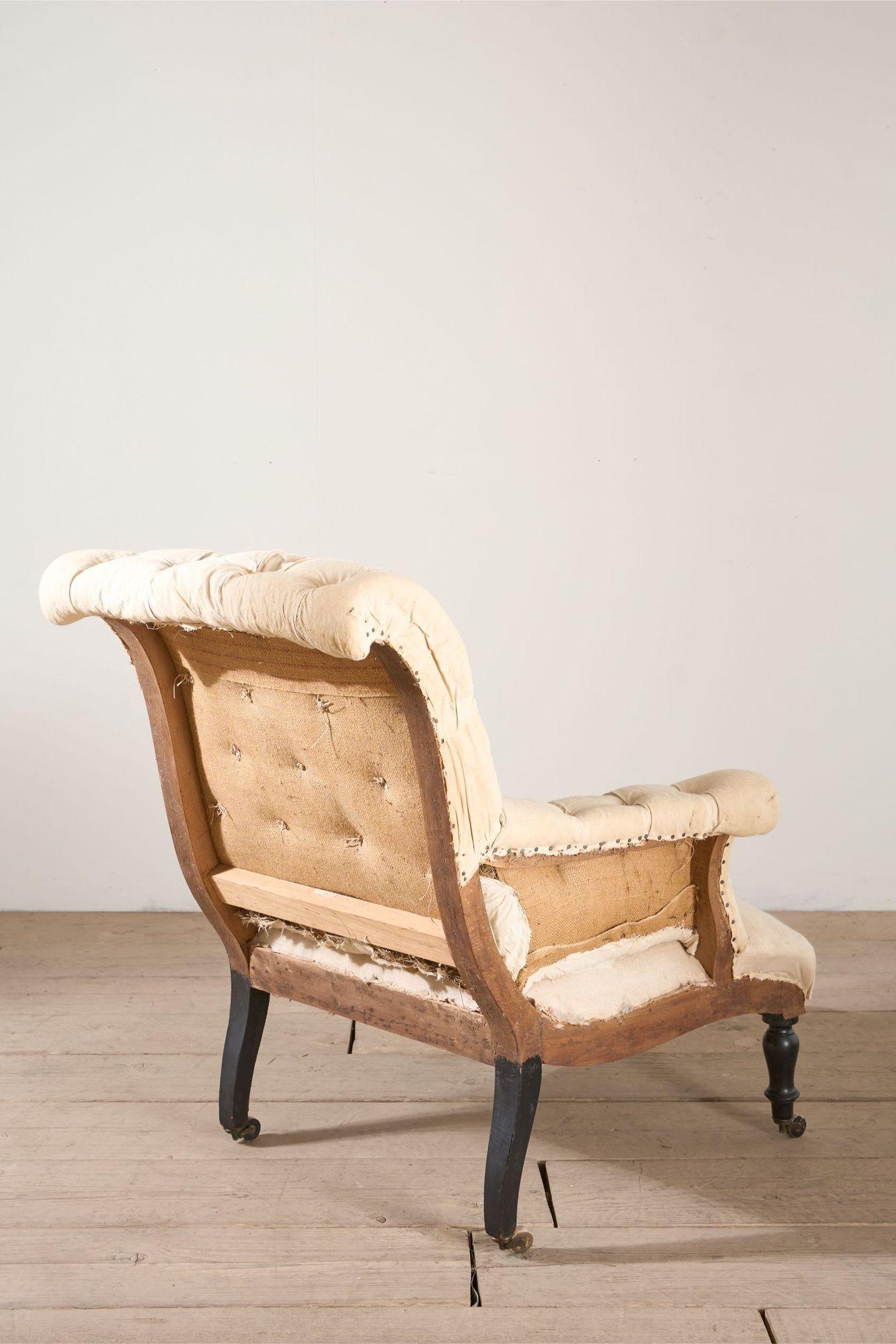 Hêtre Fauteuil Napoléon III à dossier à enroulement boutonné en vente