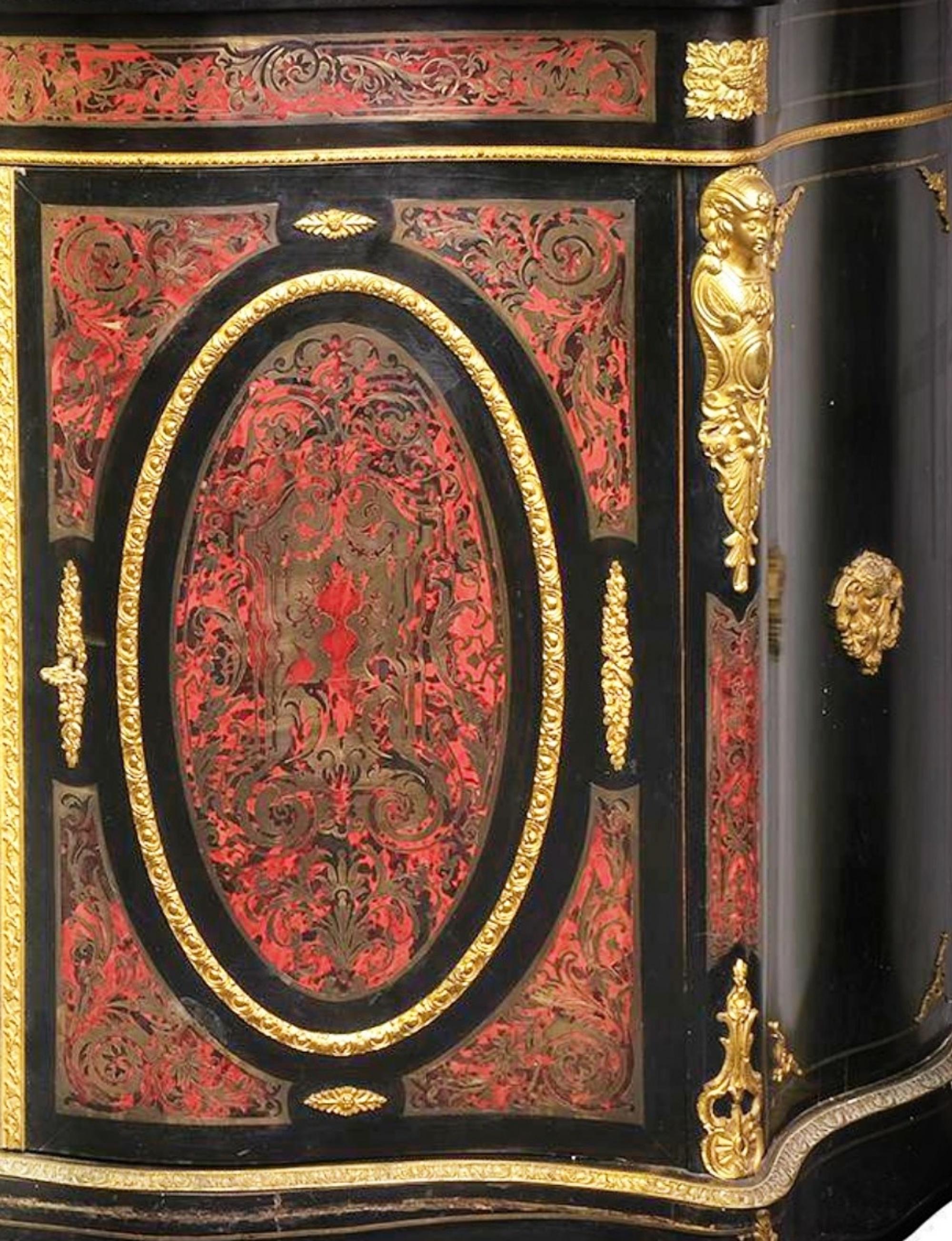 Napoleon III entredos in ebonized wood with Boulle marquetry in brass and tortoiseshell with bronze fittings. France, last third of the 19th century
White marble envelope.
Measurements: 104 x 132 x 50 cm
Good condition.