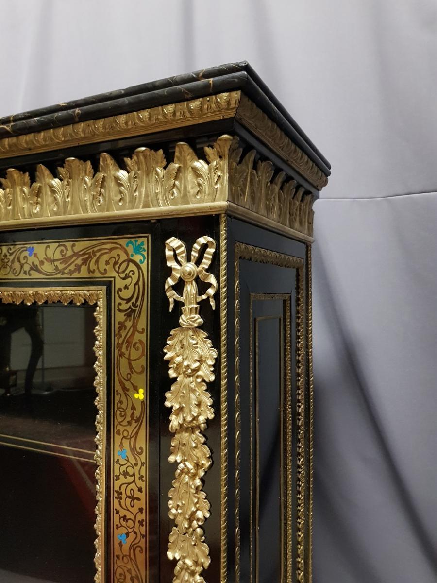 Gorgeous Napoleon III cabinet with support height in brass and red horn marquetry, certainly the work of Hyppolite Edme-Pretot, with a marquetry of brown scales and interlacing of brass, embellished with multicolored keys typical of the Pretot's