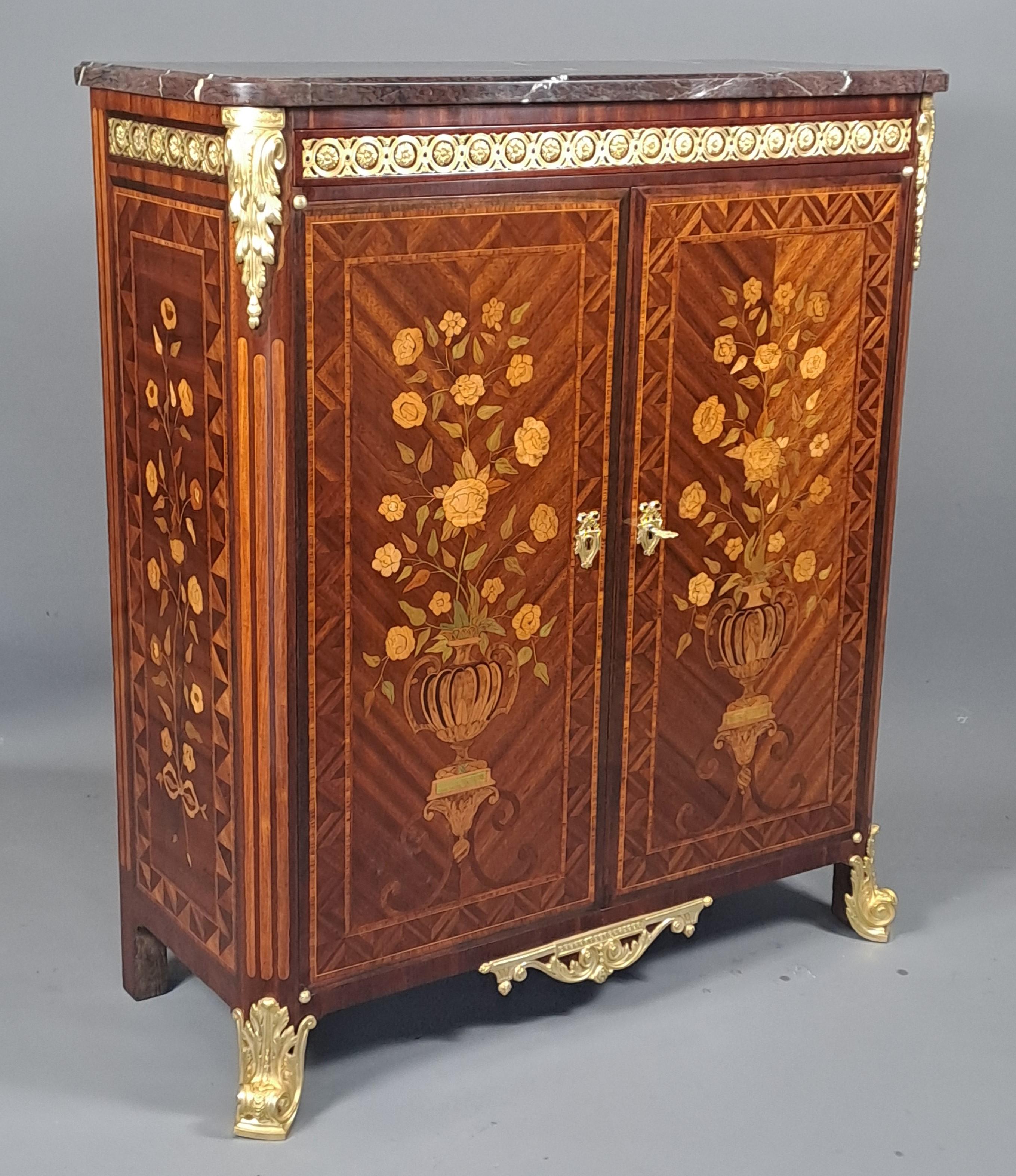 Armario Napoleón III en marquetería floral y bronce dorado Dorado en venta