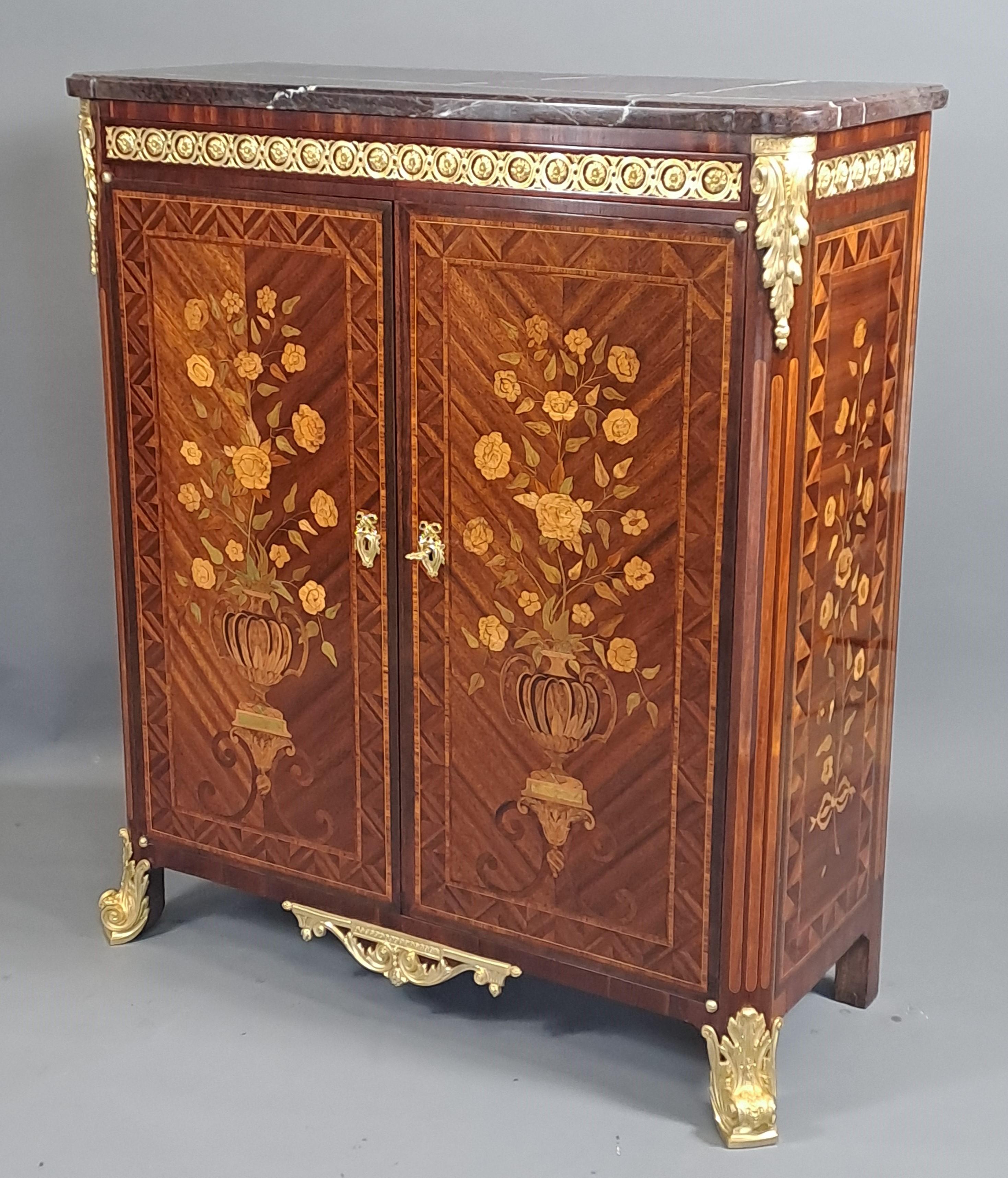 Armario Napoleón III en marquetería floral y bronce dorado en venta 2