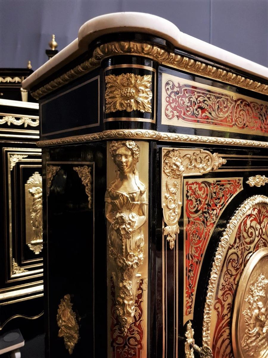 Gorgeous Napoleon III cabinet in Boulle marquetry with brass and tortoiseshell. The marquetry has beautiful interlaced decorations, scrolls and foliage.
Very rich and delicate ornamentation in gilt bronze with a central medallion, spandrels, masks