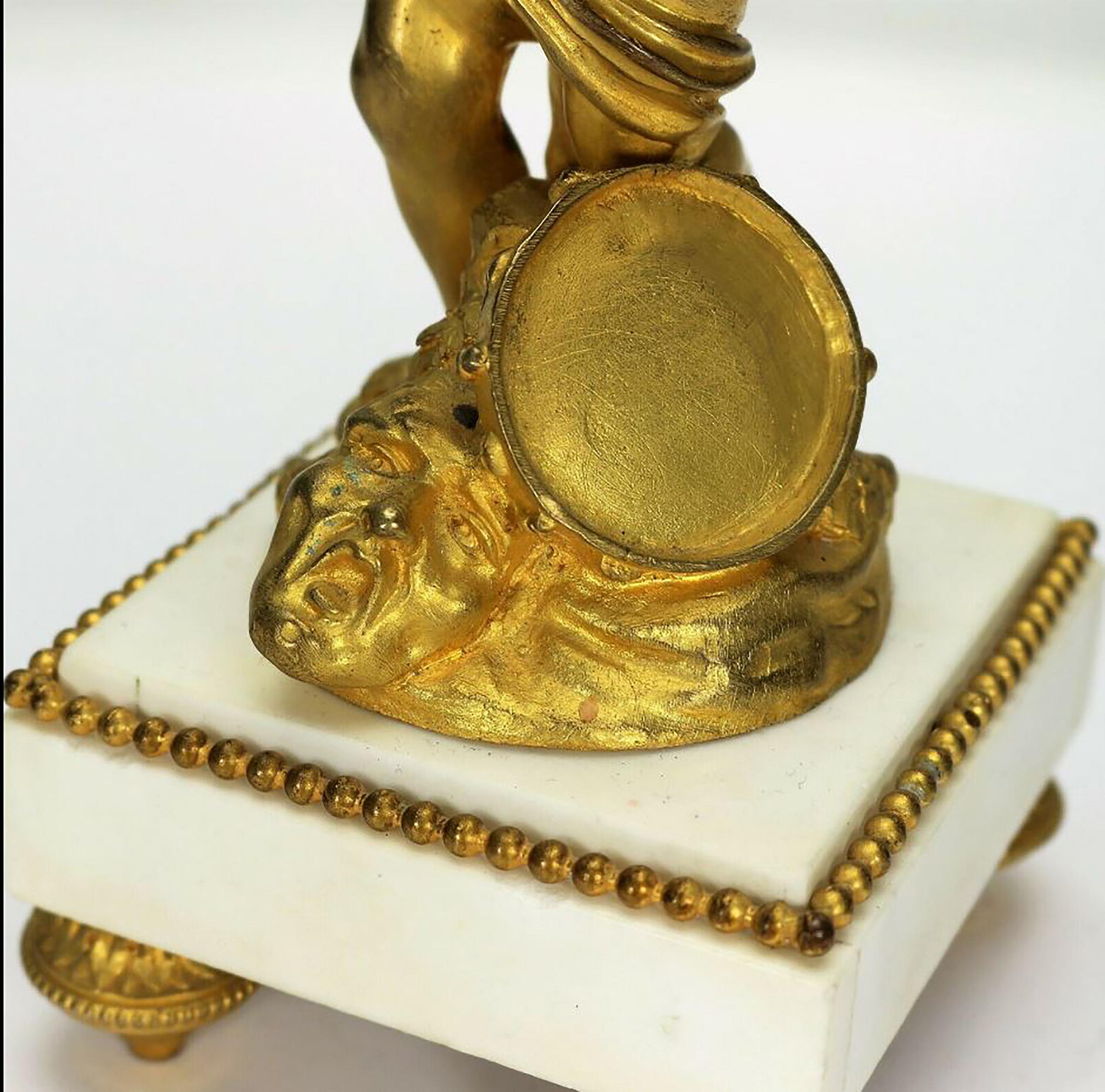 Francese Candeliere Napoleone III Angelo in marmo bianco e bronzo dorato a fuoco, 1860 in vendita