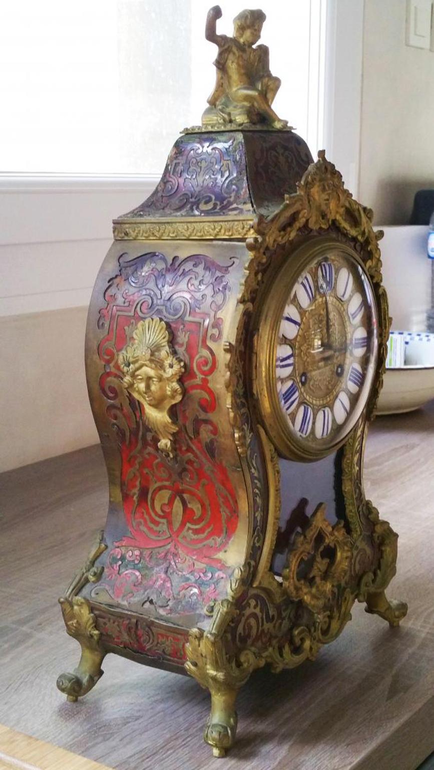 Beautiful Violin shape table clock cartel covered with Boulle style Marquetry in the facade and sides and on the damping.
Gilt bronze ornamentations, bronze cadran and emaneled cartouches.
Paris movement that rings every hour and every half hours,