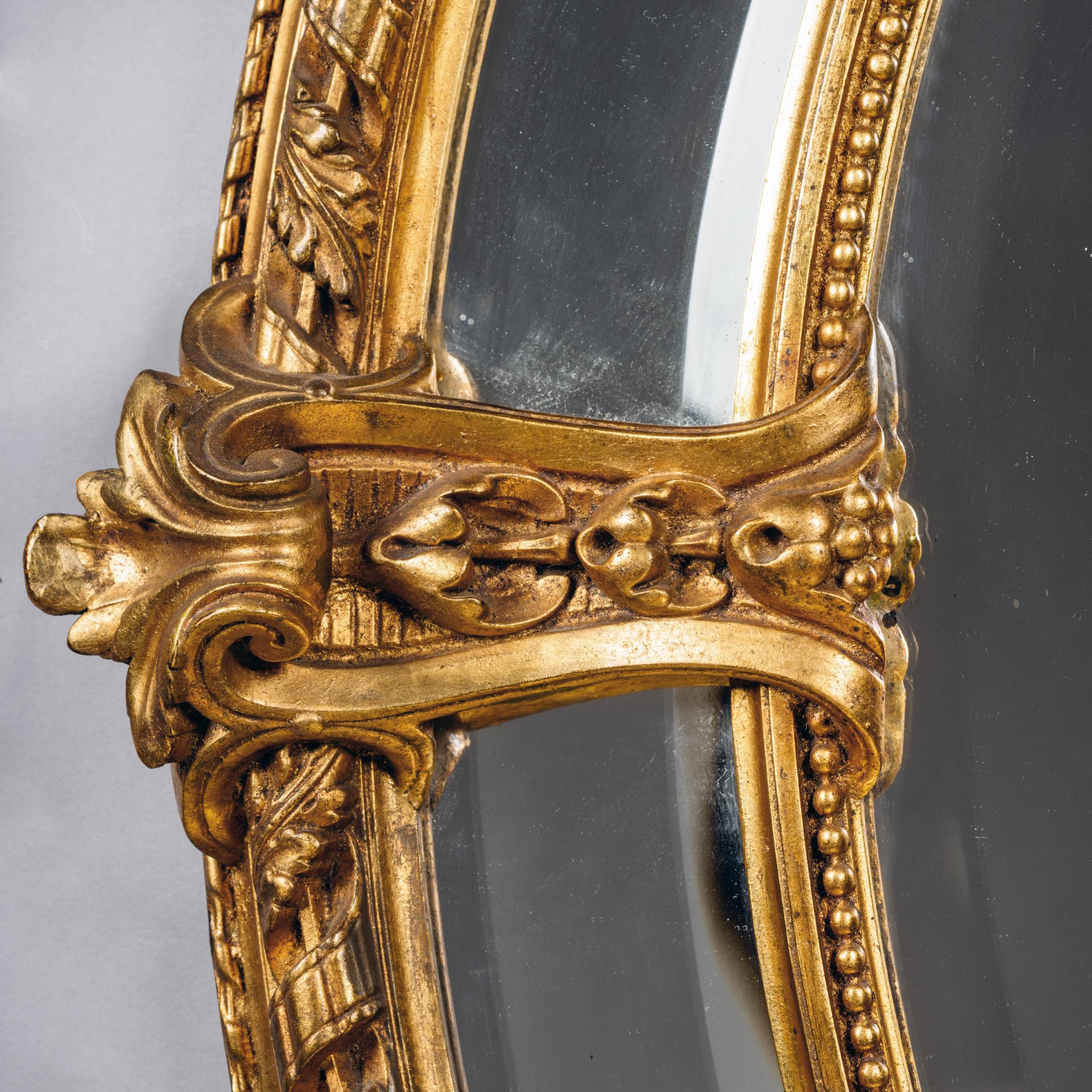 Français Miroir Napoléon III en bois doré sculpté à cadre ovale marginal en vente