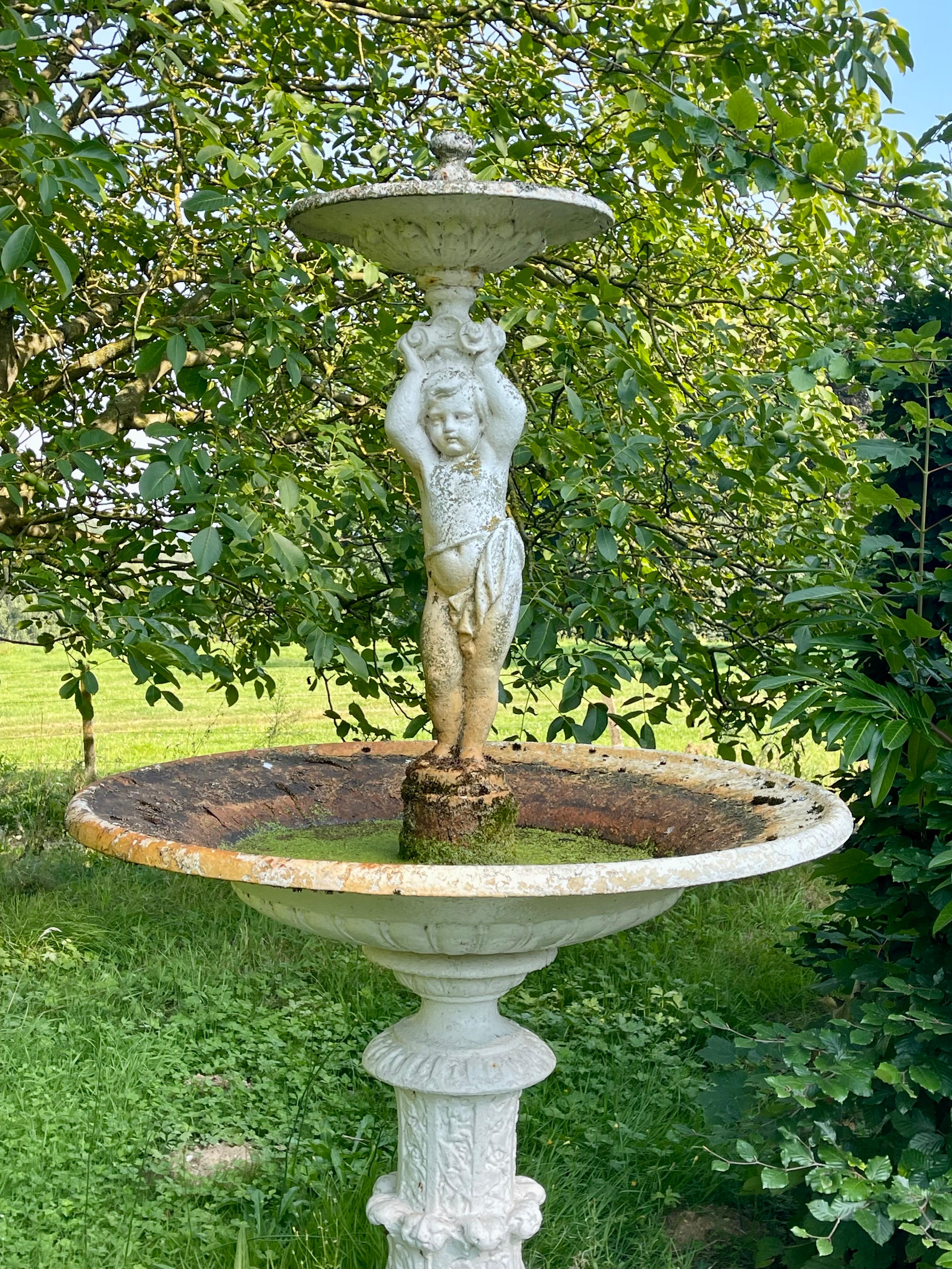 Napoleon III Gusseisen Gartenbrunnen - H 2m30 im Zustand „Gut“ im Angebot in Beaune, FR