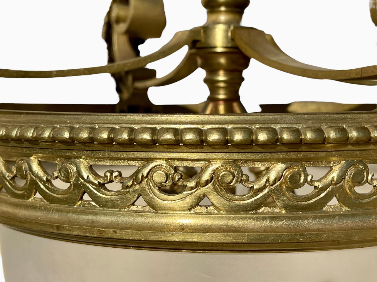 Ceiling lamp forming a chiseled glass shell topped with a gilded bronze belt. It is from the Napoleon III period and dates from the 19th century. It is in good condition.

Dimensions
Total height 40cm
Height of the glass shell 27cm
Diameter 36cm