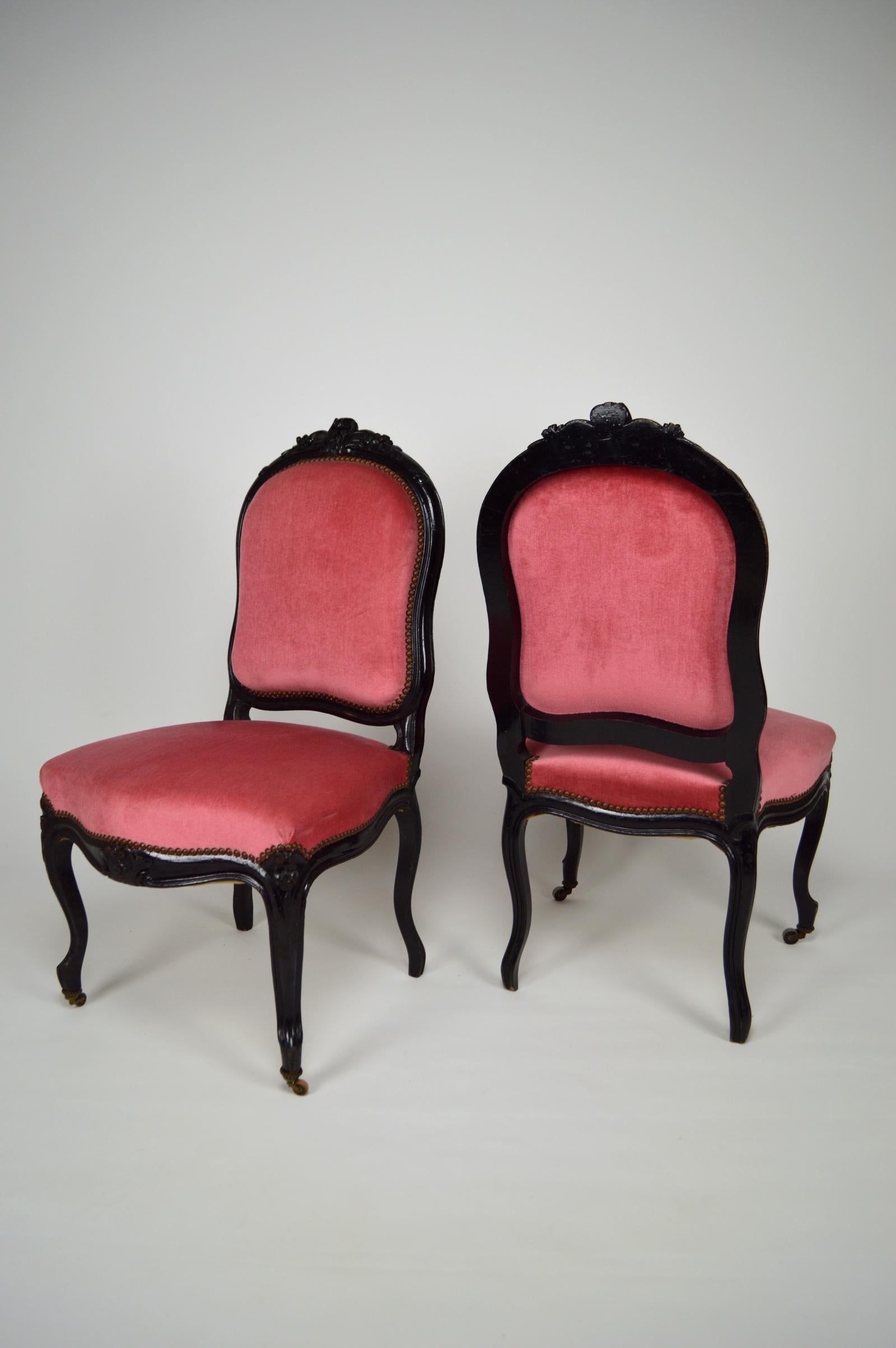 Paire de chaises d'appoint en bois ébonisé et sculpté.
Les sièges et les dossiers sont recouverts d'un tissu en velours rose.
Les chaises sont montées sur roulettes.

Style Napoléon III, France, vers 1870.

En bon état.

Dimensions :
hauteur 97