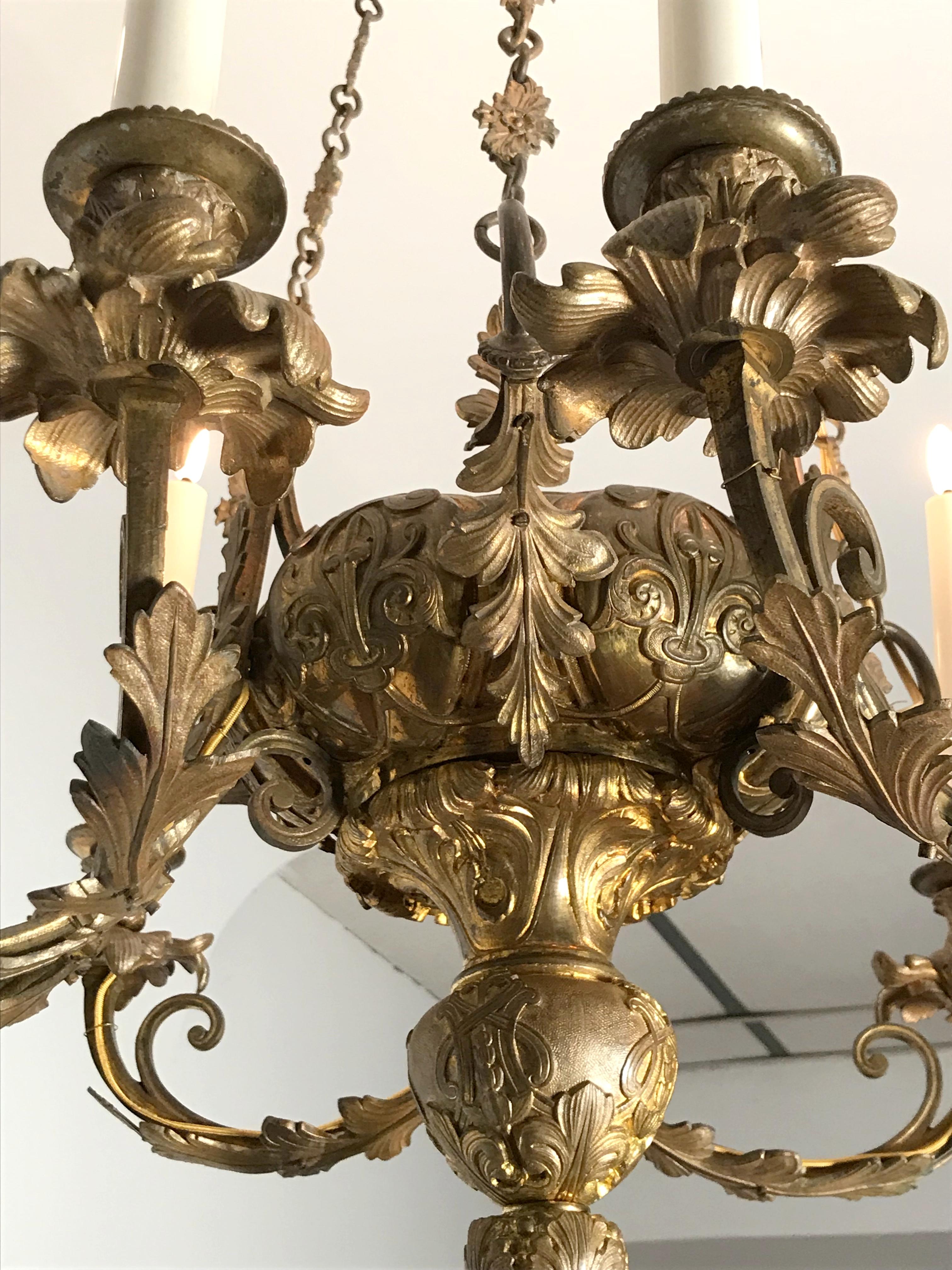 Beau lustre en bronze finement travaillé, période Napoléon III.
Bras à six lumières équipés de bougies 