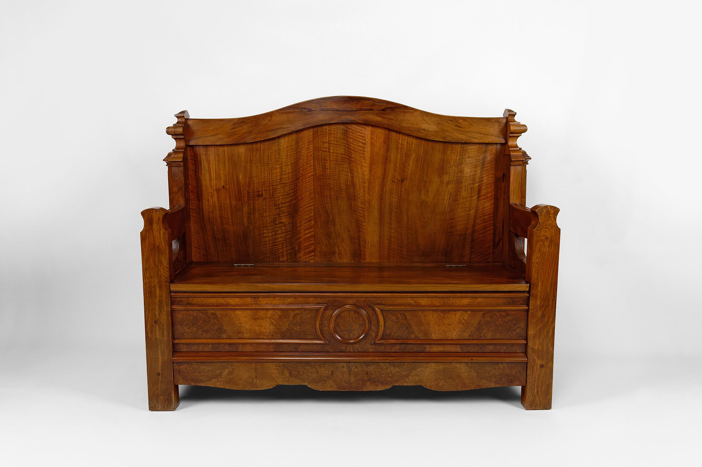 Walnut chest bench, Napoleon III circa 1860.

Good condition.

Dimensions:
height 102 cm
width 135 cm
depth 45 cm

Seat dimensions: height 41 cm, width 111 cm, depth 35 cm
