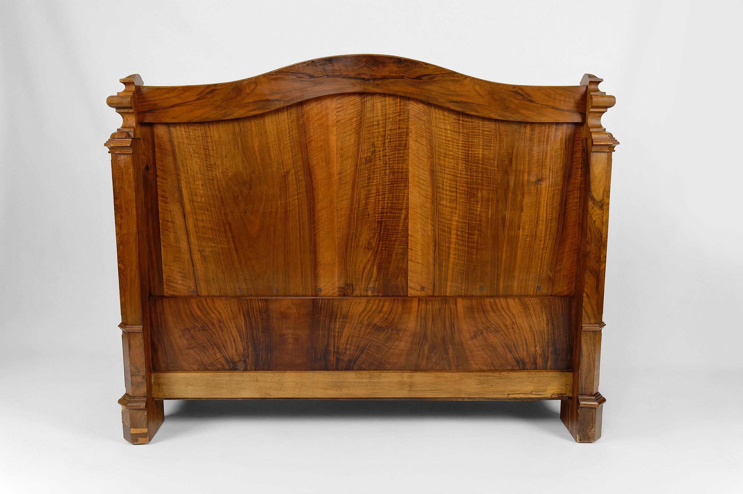 Napoleon III chest bench in walnut, France, circa 1860 In Good Condition For Sale In VÉZELAY, FR