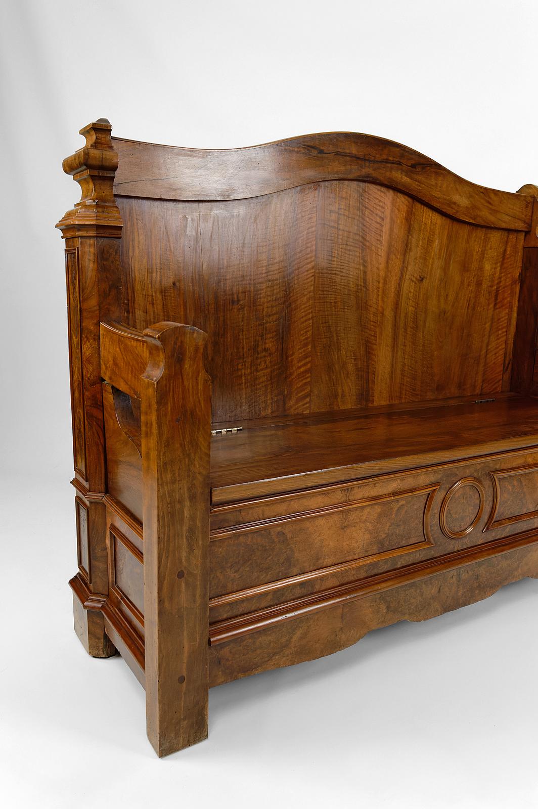 Napoleon III chest bench in walnut, France, circa 1860 For Sale 1
