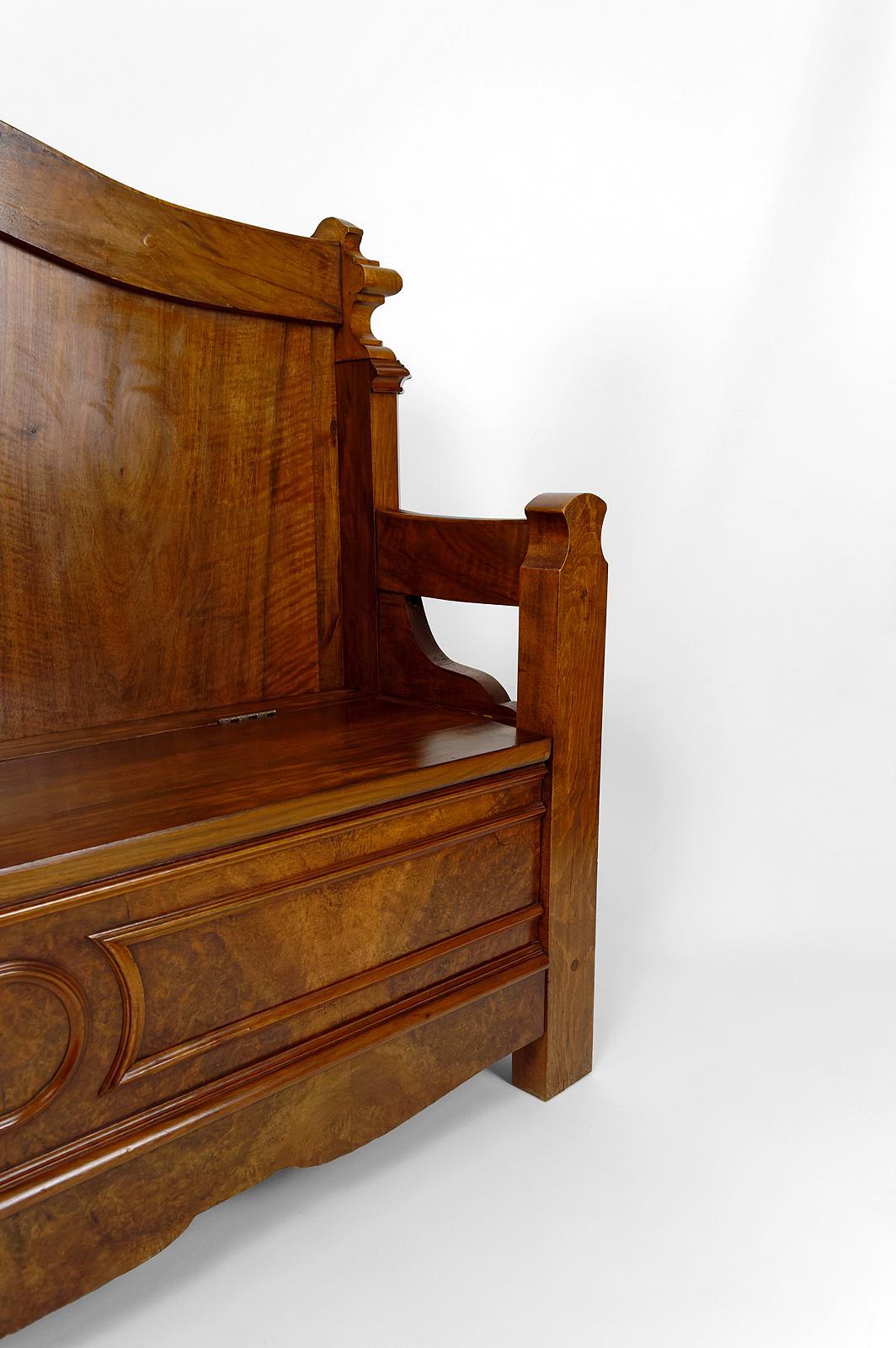 Napoleon III chest bench in walnut, France, circa 1860 For Sale 2