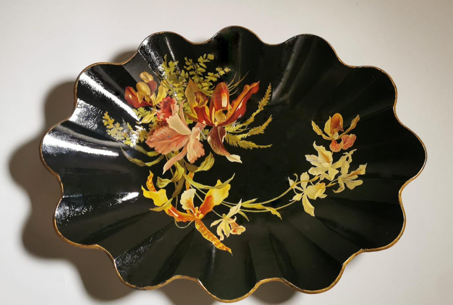 Chinoiserie Napoleon III Chinoserie French Lobed Basket In Hand-Decorated Papier-Maché For Sale