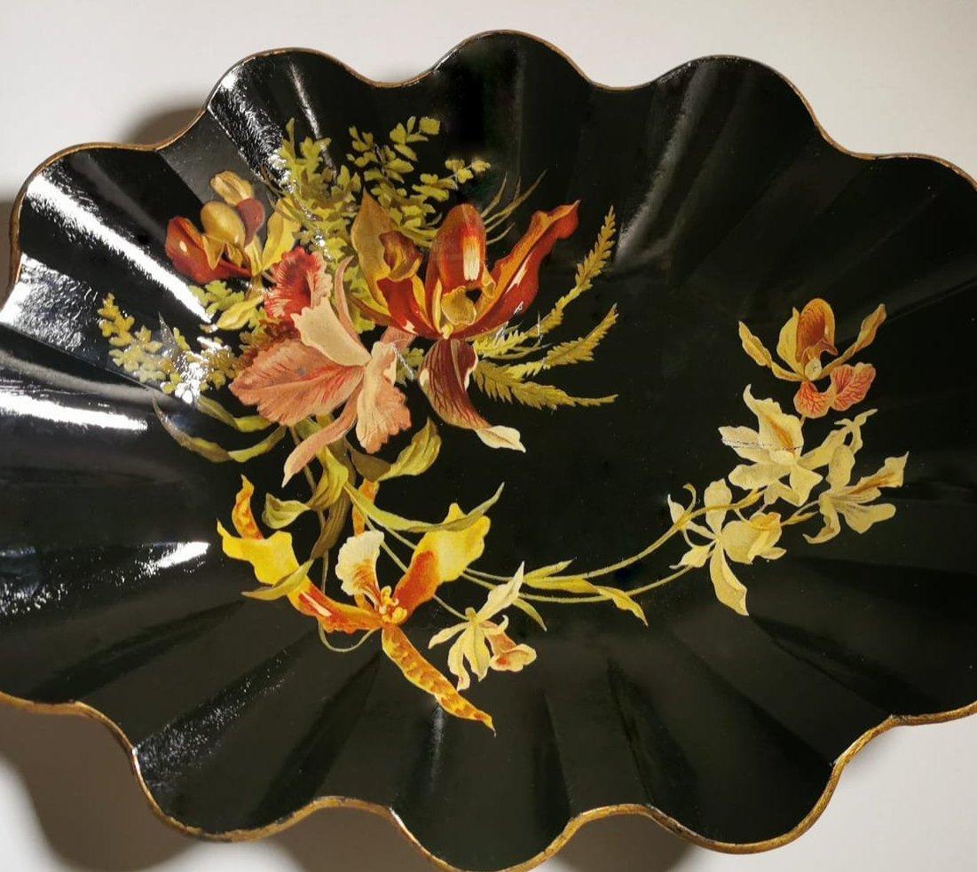 Lacquered Napoleon III Chinoserie French Lobed Basket In Hand-Decorated Papier-Maché For Sale