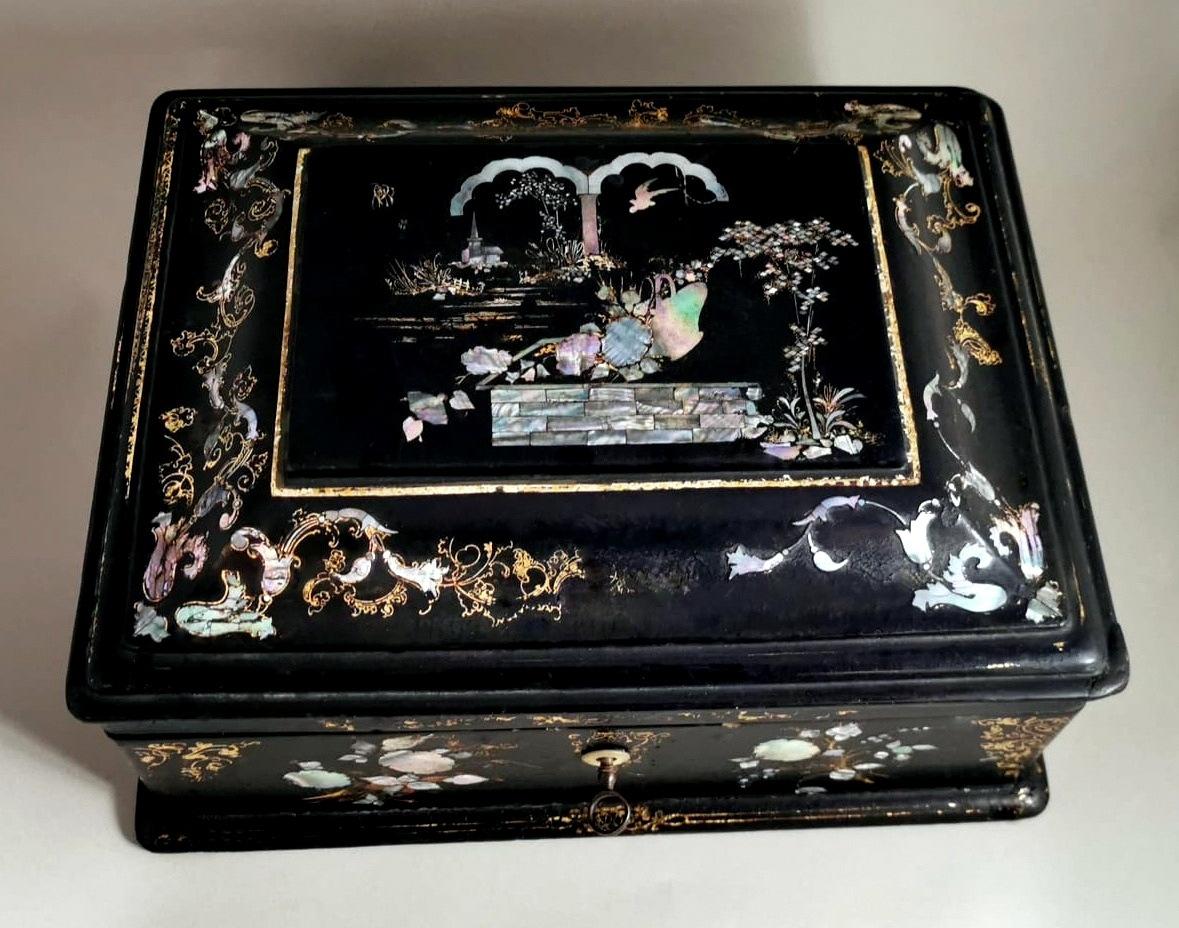 We kindly suggest you read the whole description, because with it we try to give you detailed technical and historical information to guarantee the authenticity of our objects.
Rare and precious large black lacquered wood box; it has a