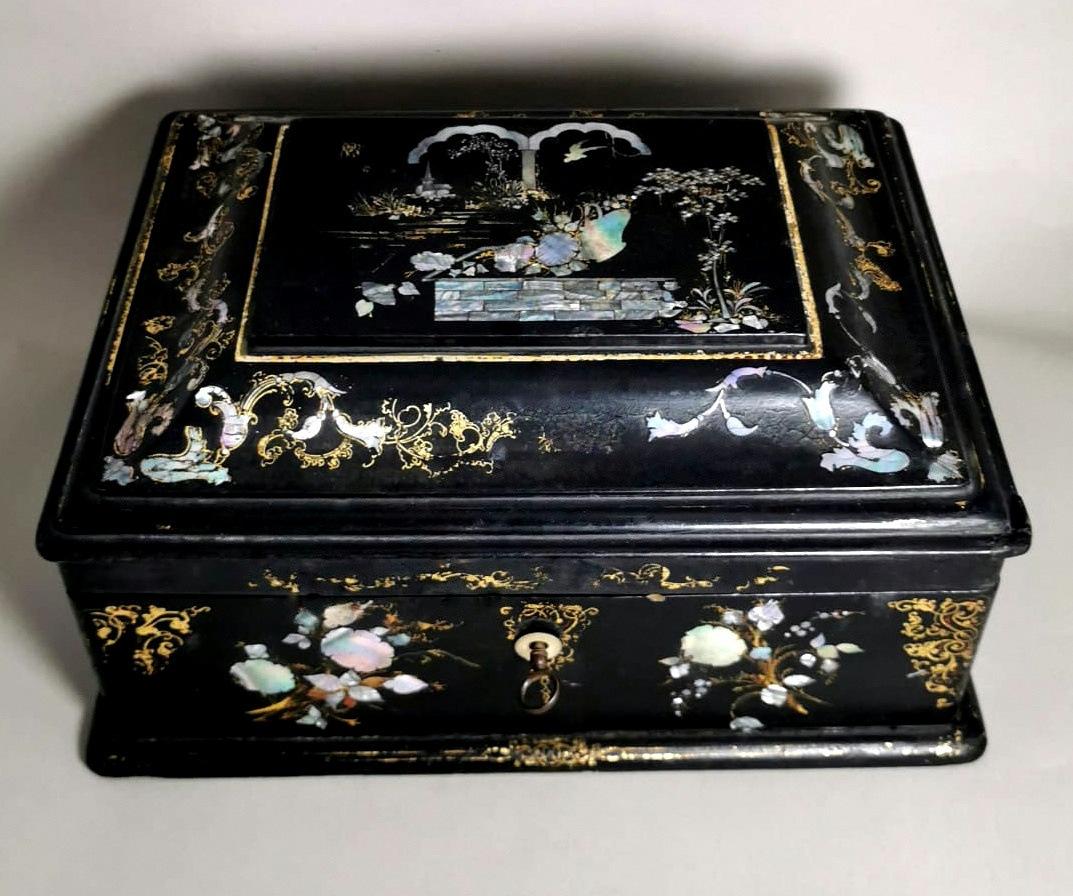 Chinoiserie Napoleon III Chinoserie Large French Box with Decorations