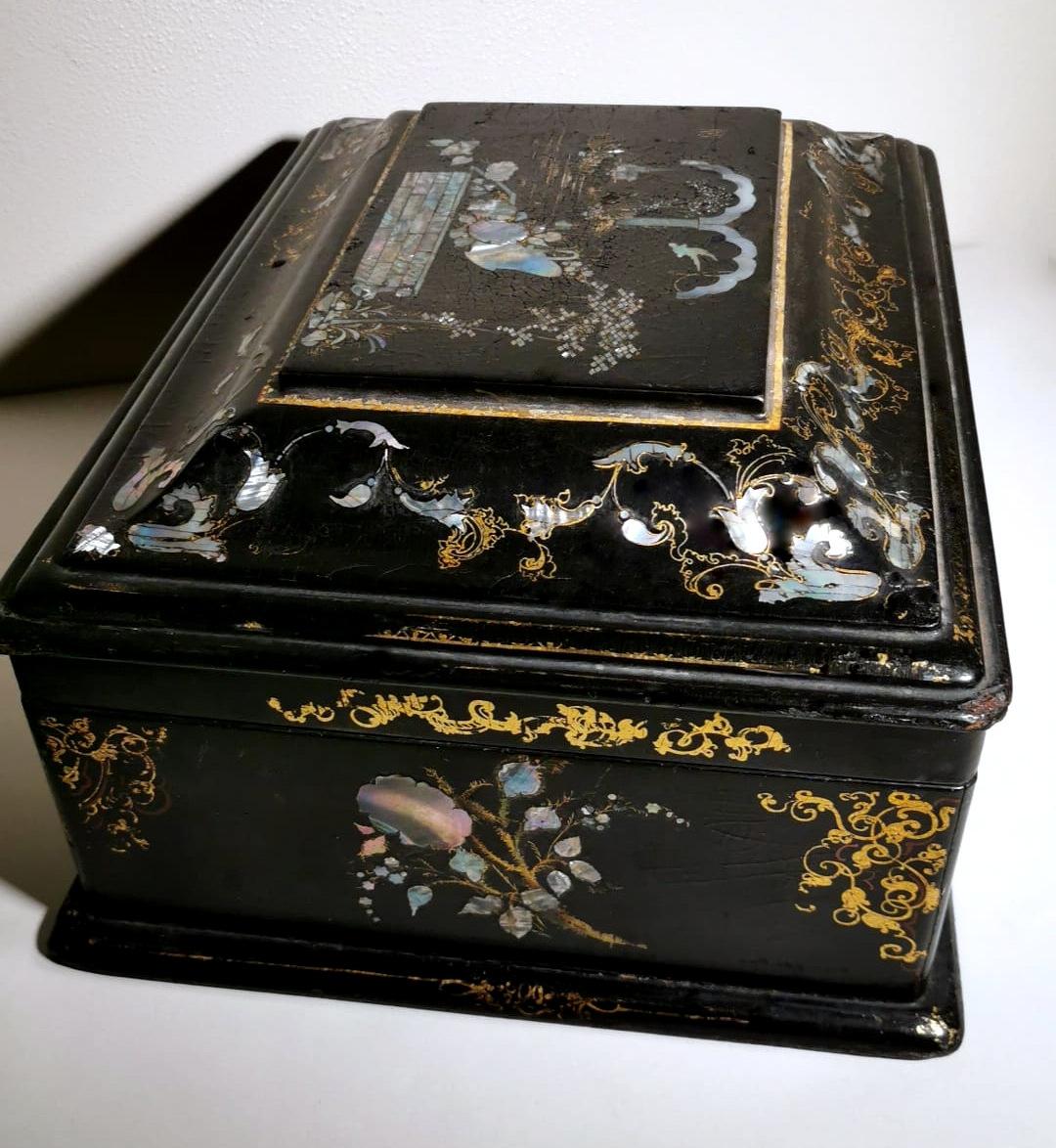 Napoleon III Chinoserie Large French Box with Decorations In Good Condition In Prato, Tuscany