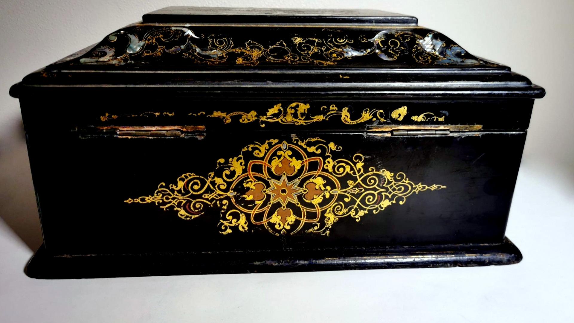 19th Century Napoleon III Chinoserie Large French Box with Decorations