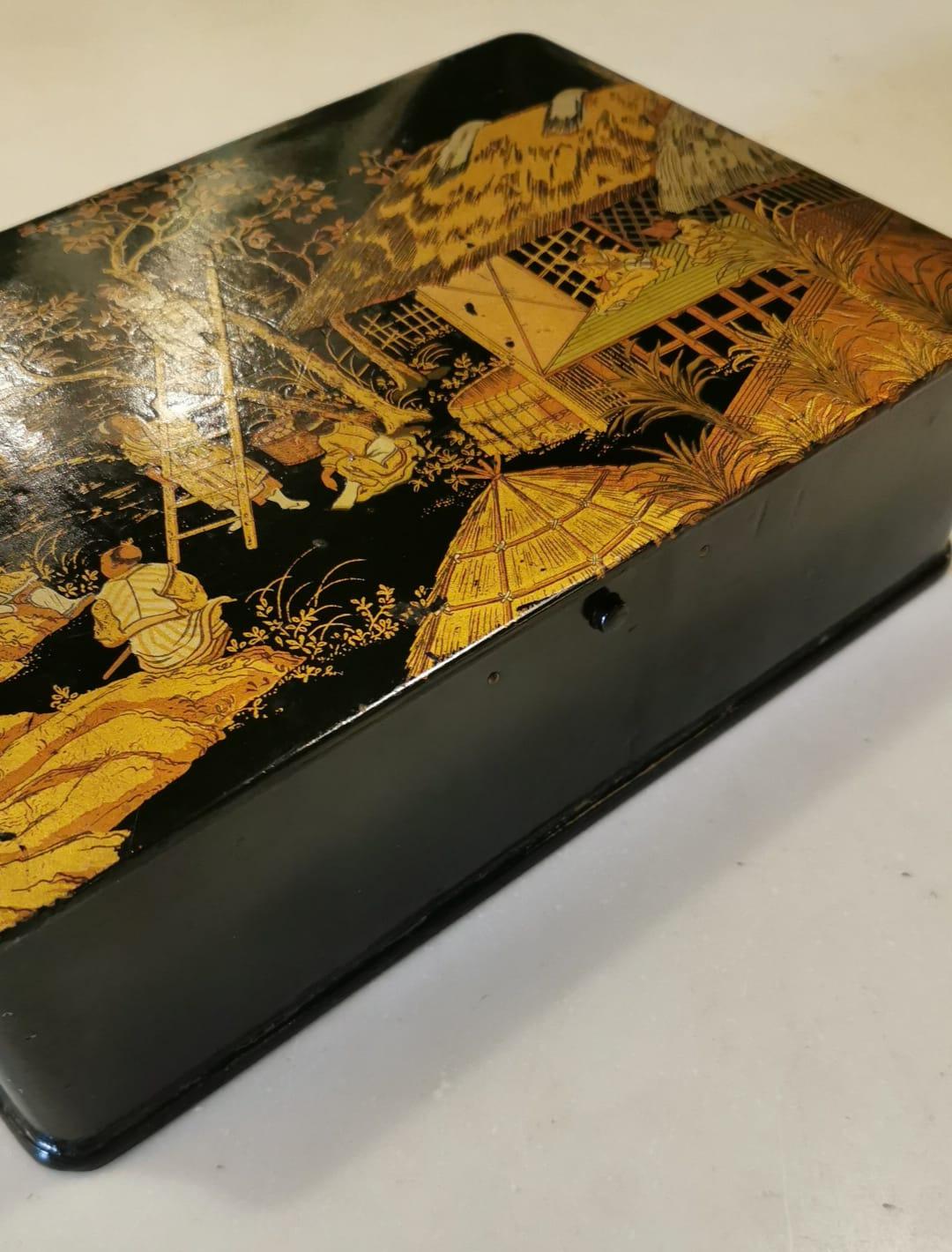 Napoleon III Chinoserie Style French Rectangular Box in Papier-maché In Good Condition In Prato, Tuscany