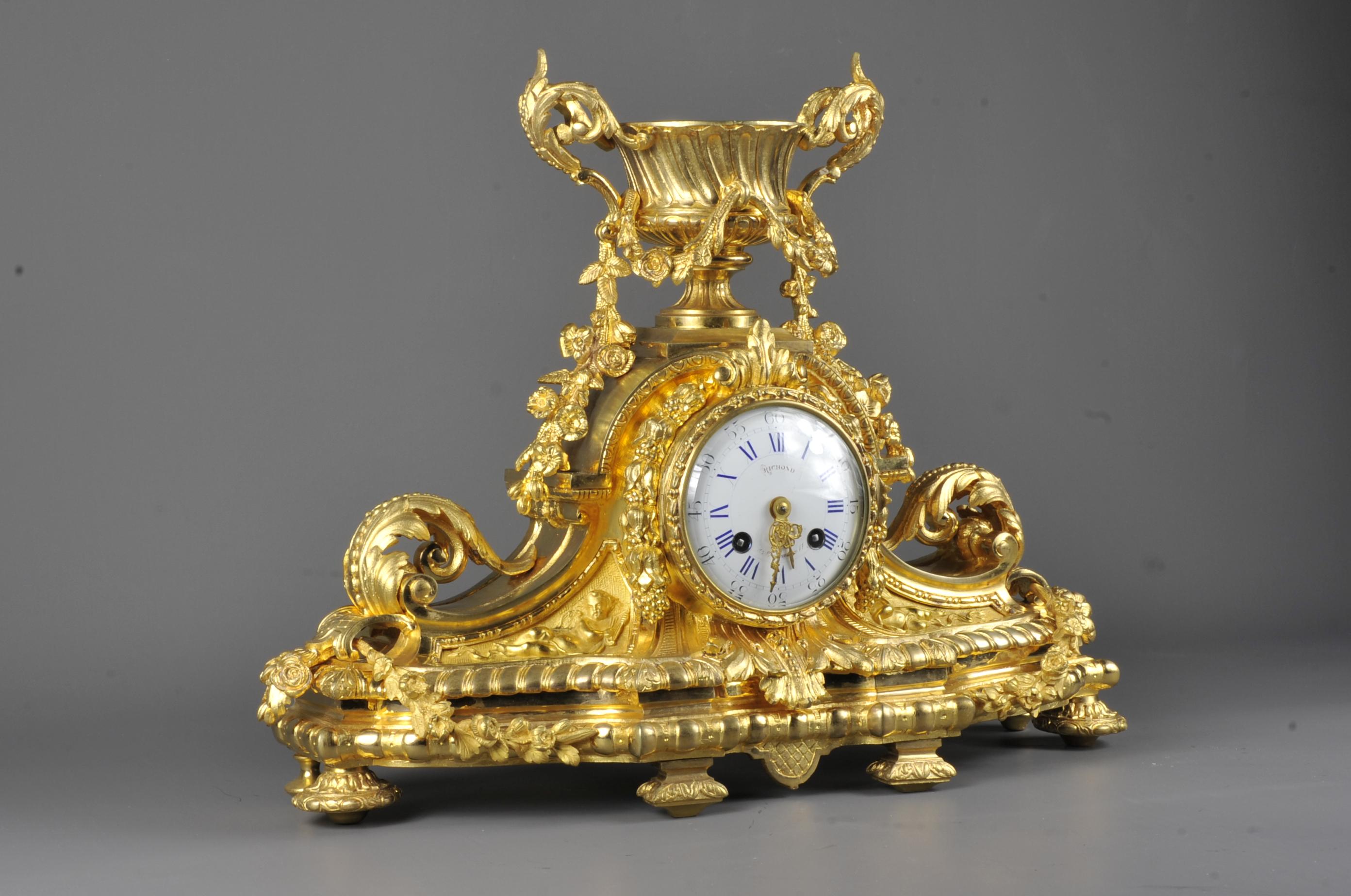 Magnificent Napoleon III clock in finely chiseled gilt bronze with a lush decoration inspired by Louis XVI.
Enamelled dial signed Richond, Japy Frères movement in Paris.

Superb original gilding.

Benoît Félix Richond, born November 12, 1795 in