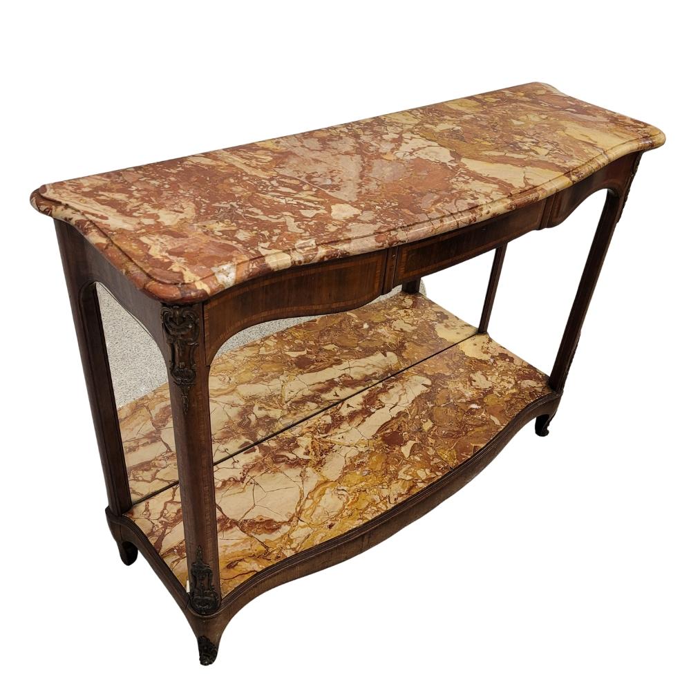 Console Napoléon III en bois de rose et marbre, unique et très raffinée. Pièce haute, élancée et légère à la silhouette ondulée. Sous le plateau de marbre, trois petits registres disposés horizontalement sont soulignés de marqueterie. Pieds hauts et
