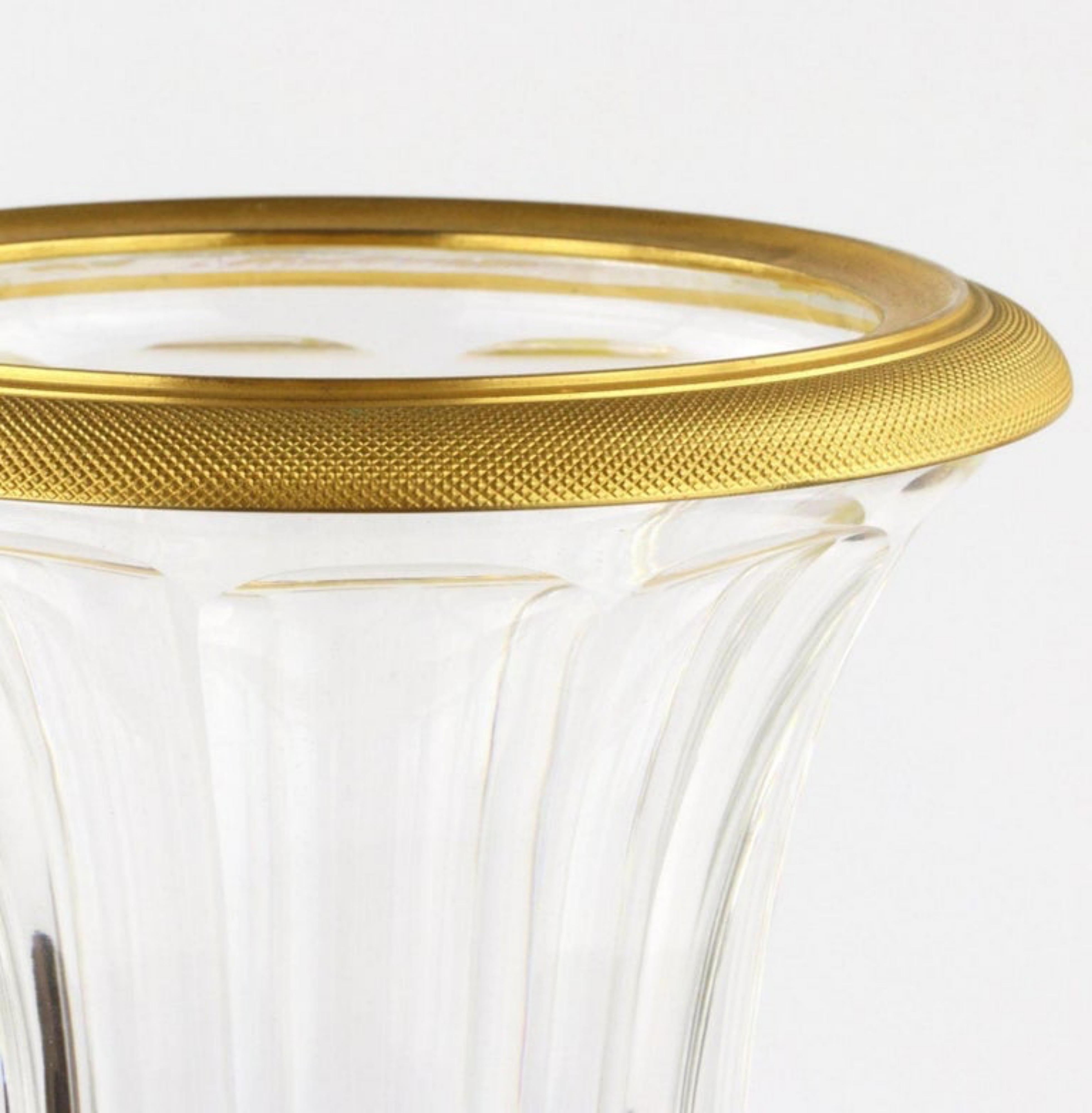 Vase en cristal Napoléon III - Empire - France 19ème siècle
avec bronze doré et padding de diamants sur les bases.
Des proportions et un design classiques.
H-35cm. Largeur : 20cm, Hauteur : 35cm, Profondeur : 20cm, Poids : 3kg, Condition : Bon,