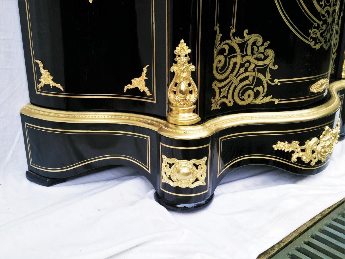 Curved unique Napoleon III cabinet, in blackened wood veneer and Boulle style marquetry with inlays of double brass nets and extremely beautiful cartridges as seen on the door. Gilt bronze ornaments with satyrs and decorations in Louis XV