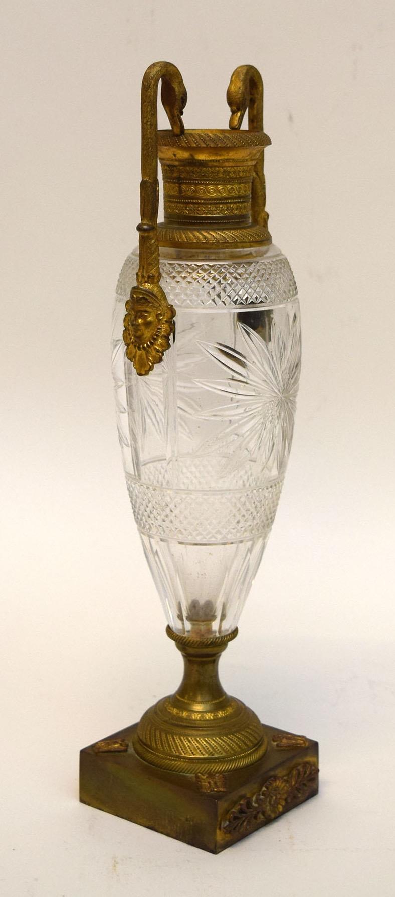 Vase aus geschliffenem Kristall und Goldbronze im Stil von Napoleon III. (Französisch) im Angebot