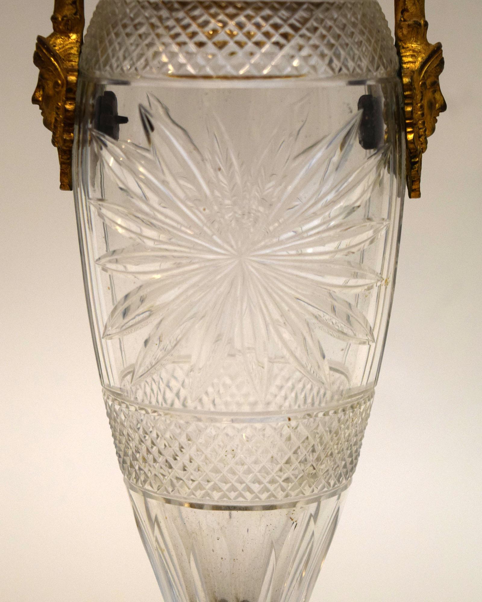 Vase aus geschliffenem Kristall und Goldbronze im Stil von Napoleon III. im Zustand „Gut“ im Angebot in New York, NY