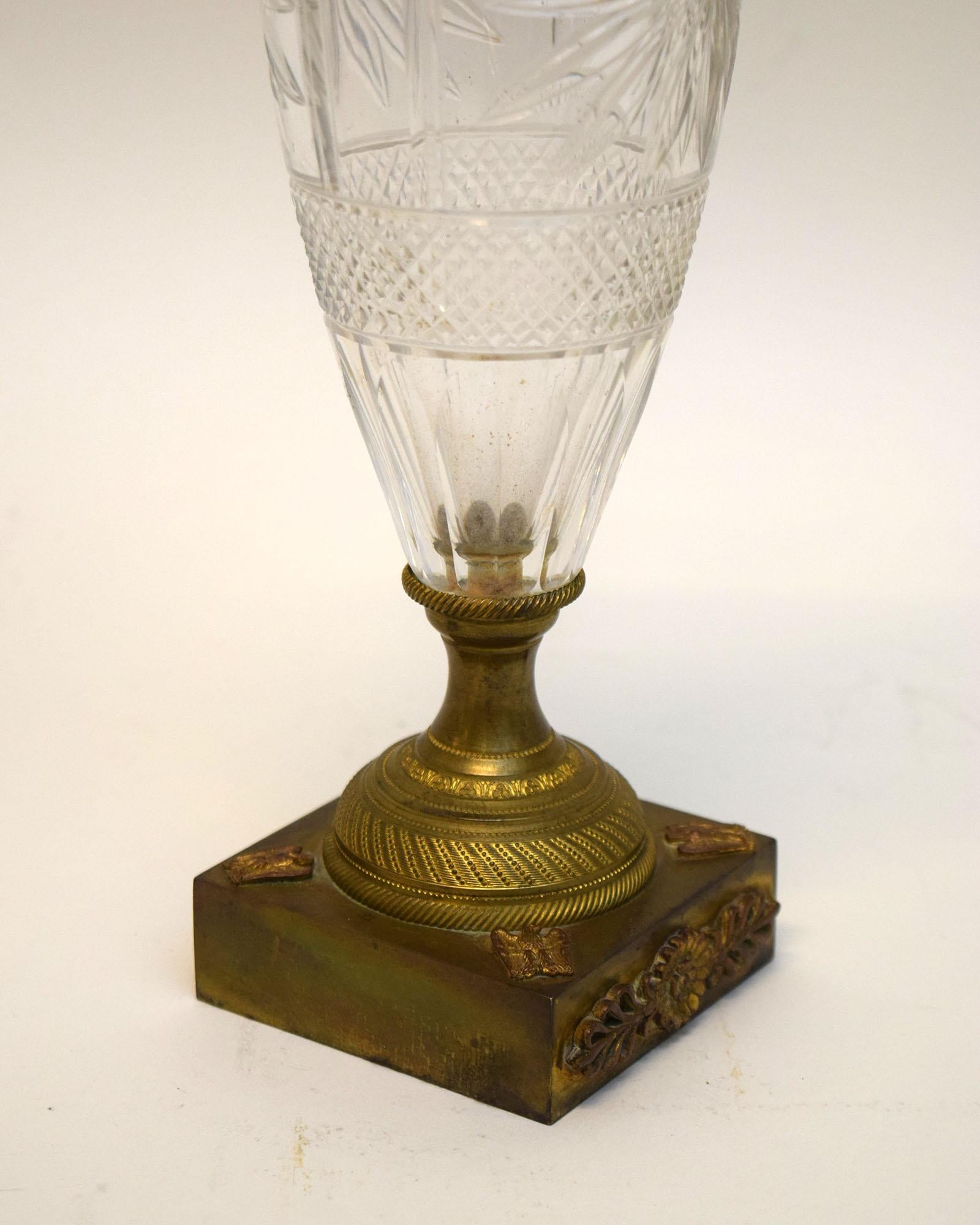 Vase aus geschliffenem Kristall und Goldbronze im Stil von Napoleon III. (Mittleres 19. Jahrhundert) im Angebot