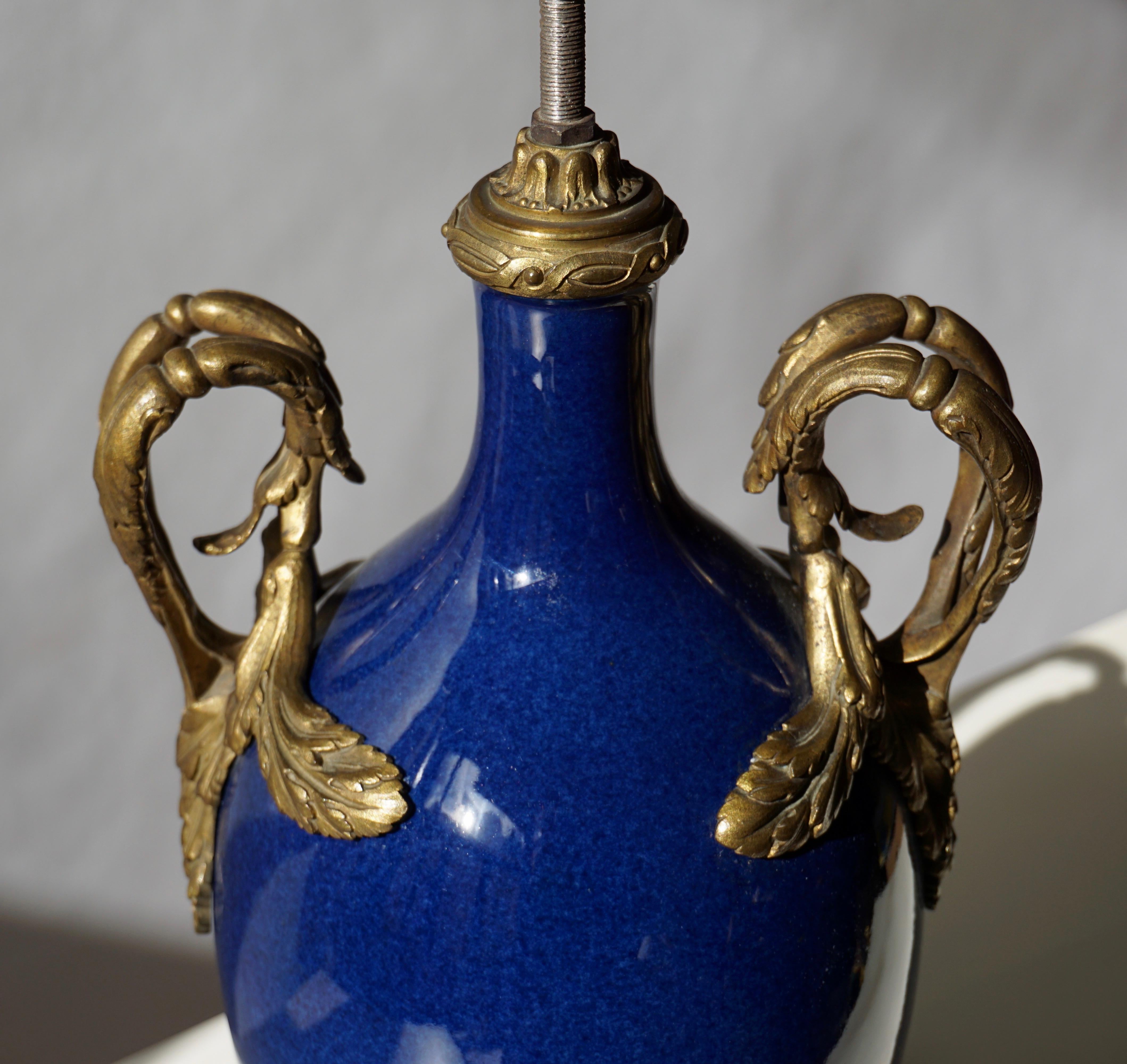 Lampe de bureau Napolon III en porcelaine bleu foncé Svres avec ornementation en bronze doré en vente 3