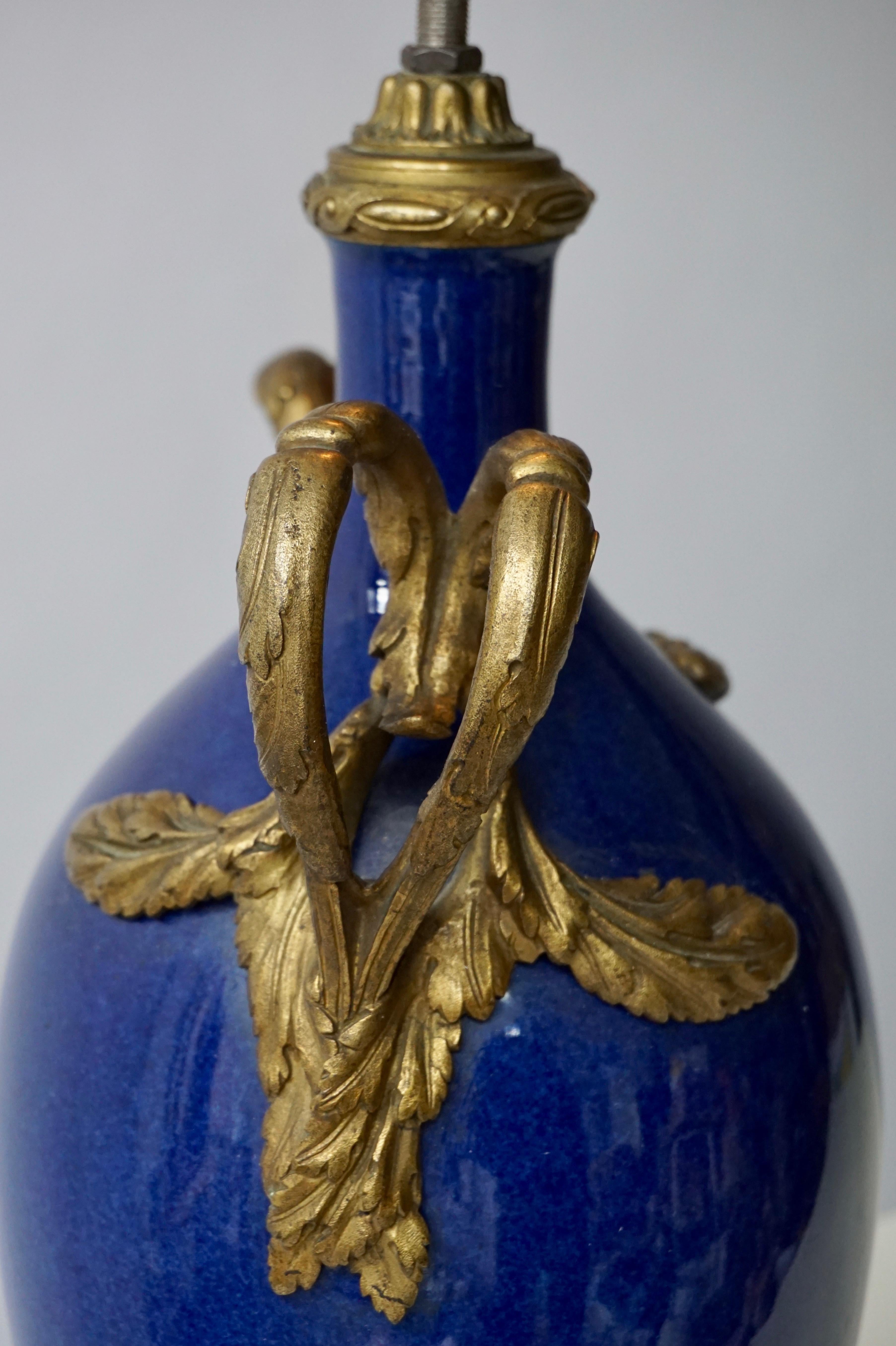 Lampe de bureau Napolon III en porcelaine bleu foncé Svres avec ornementation en bronze doré en vente 4