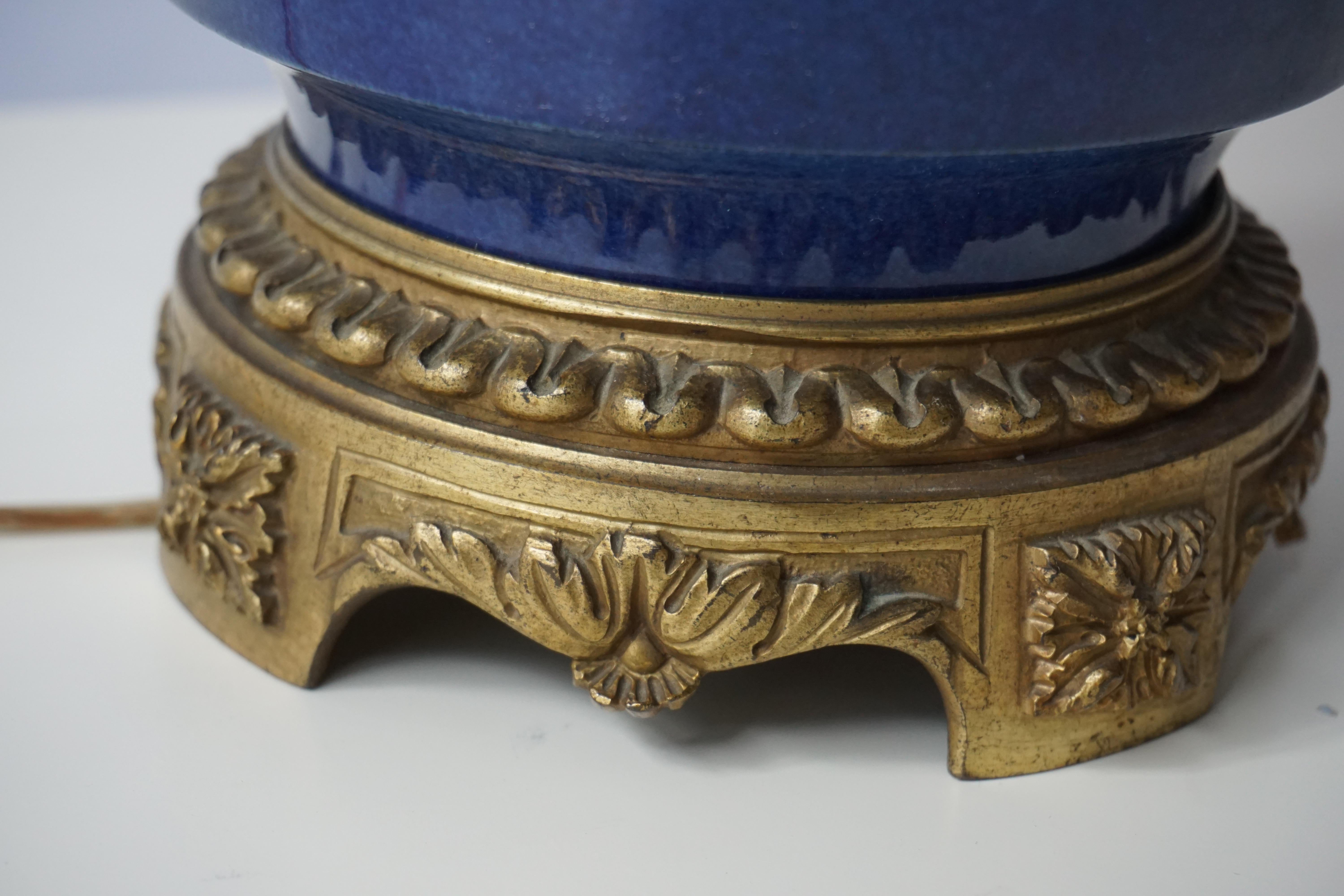Lampe de bureau Napolon III en porcelaine bleu foncé Svres avec ornementation en bronze doré en vente 5