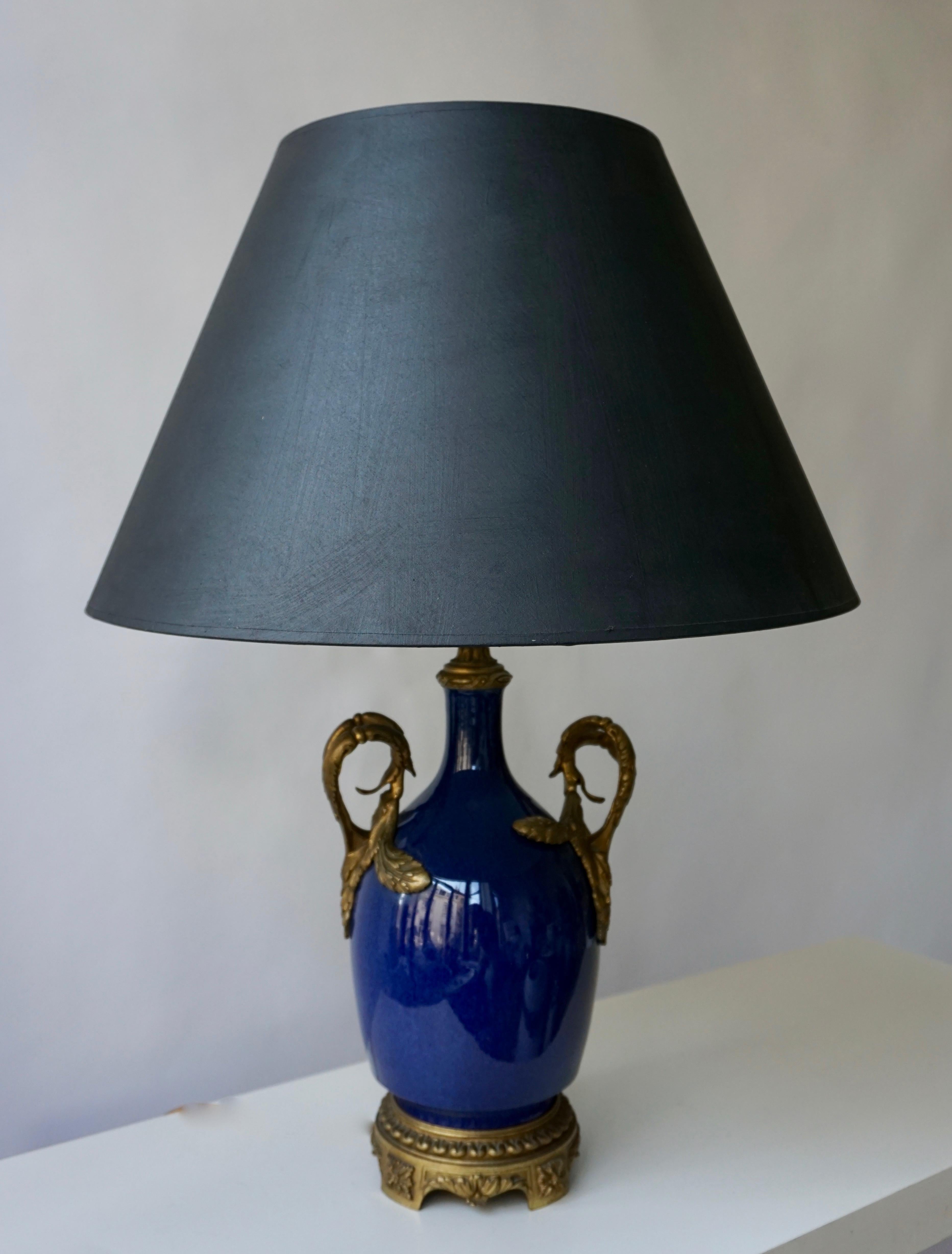 Dunkelblaue Tischlampe aus Sèvres-Porzellan mit Ormolu-Fassung, um 1880.
Maße: Höhe 44 cm
Breite 20 cm
Tiefe 16 cm.
Der Lampenschirm ist nicht im Preis enthalten.