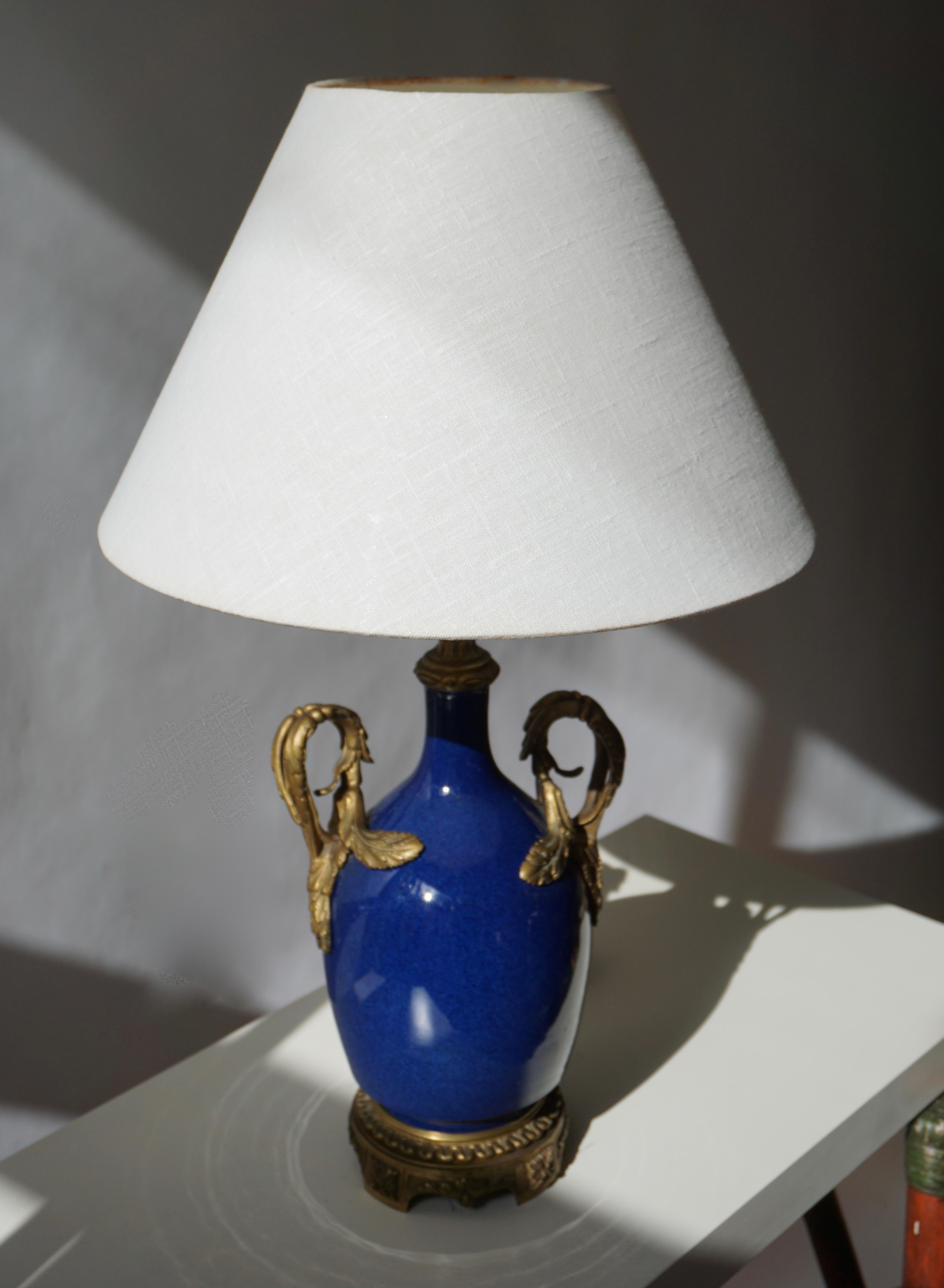 Mid-Century Modern Lampe de bureau Napolon III en porcelaine bleu foncé Svres avec ornementation en bronze doré en vente