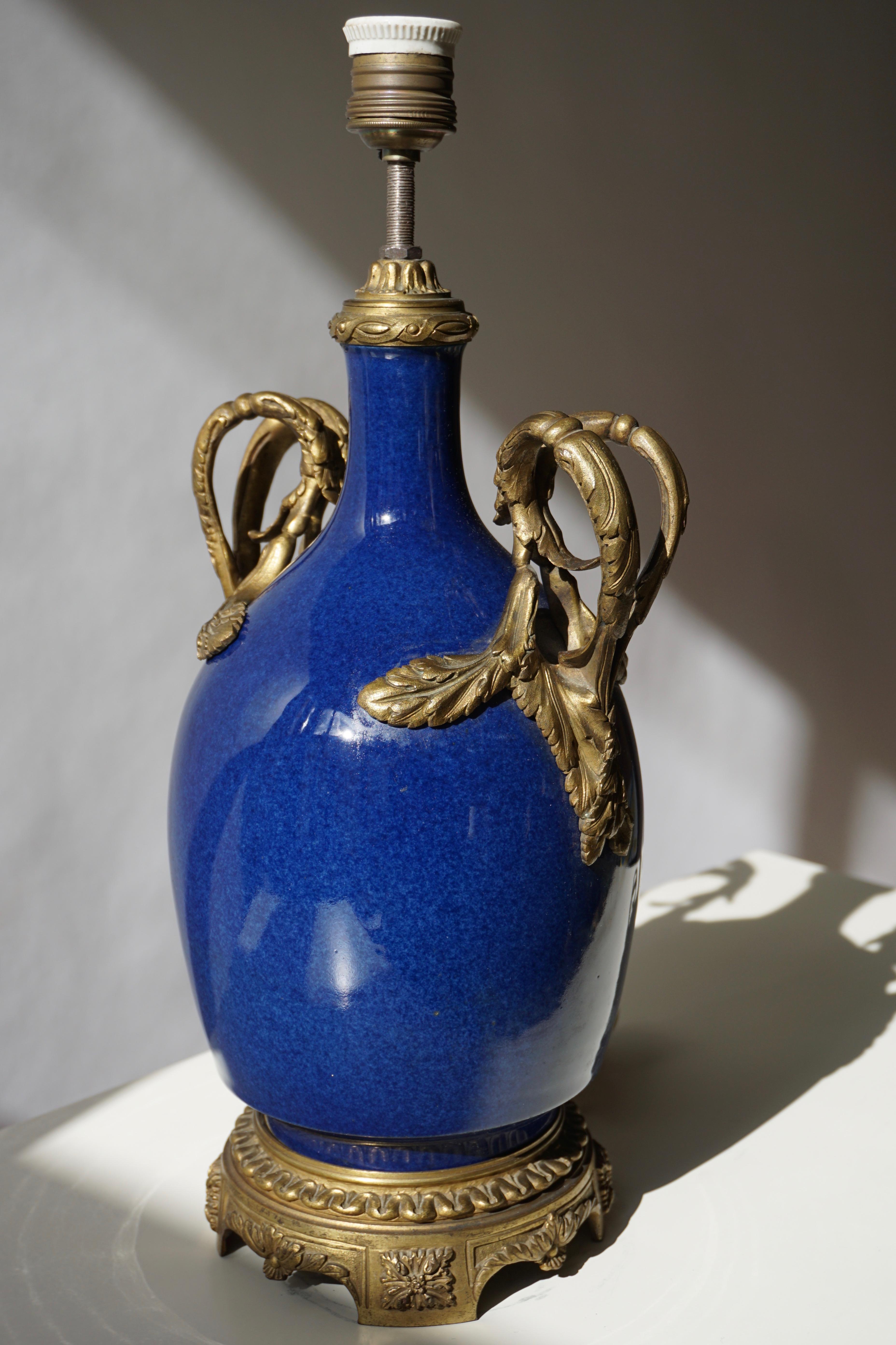 Français Lampe de bureau Napolon III en porcelaine bleu foncé Svres avec ornementation en bronze doré en vente