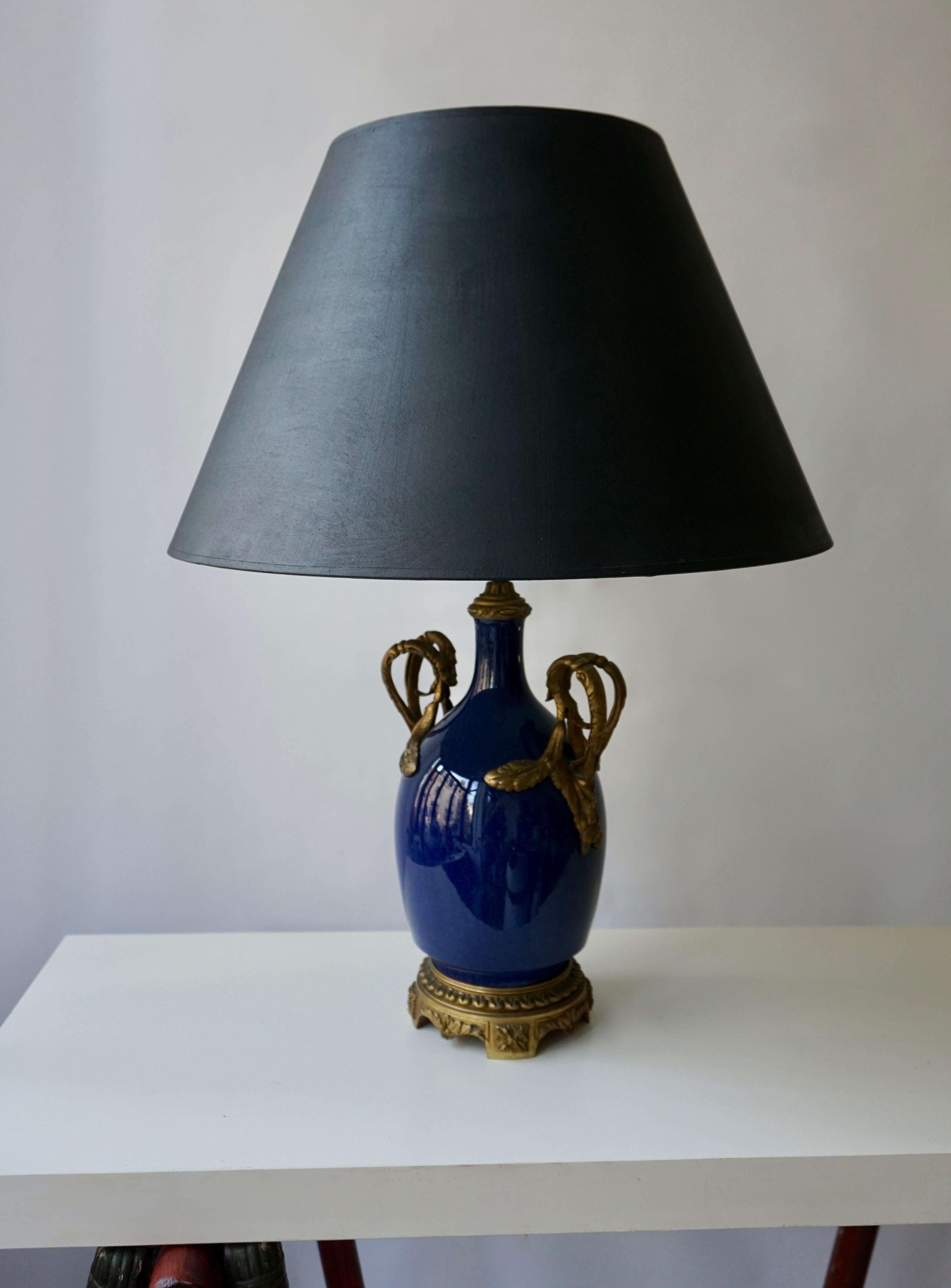 XIXe siècle Lampe de bureau Napolon III en porcelaine bleu foncé Svres avec ornementation en bronze doré en vente