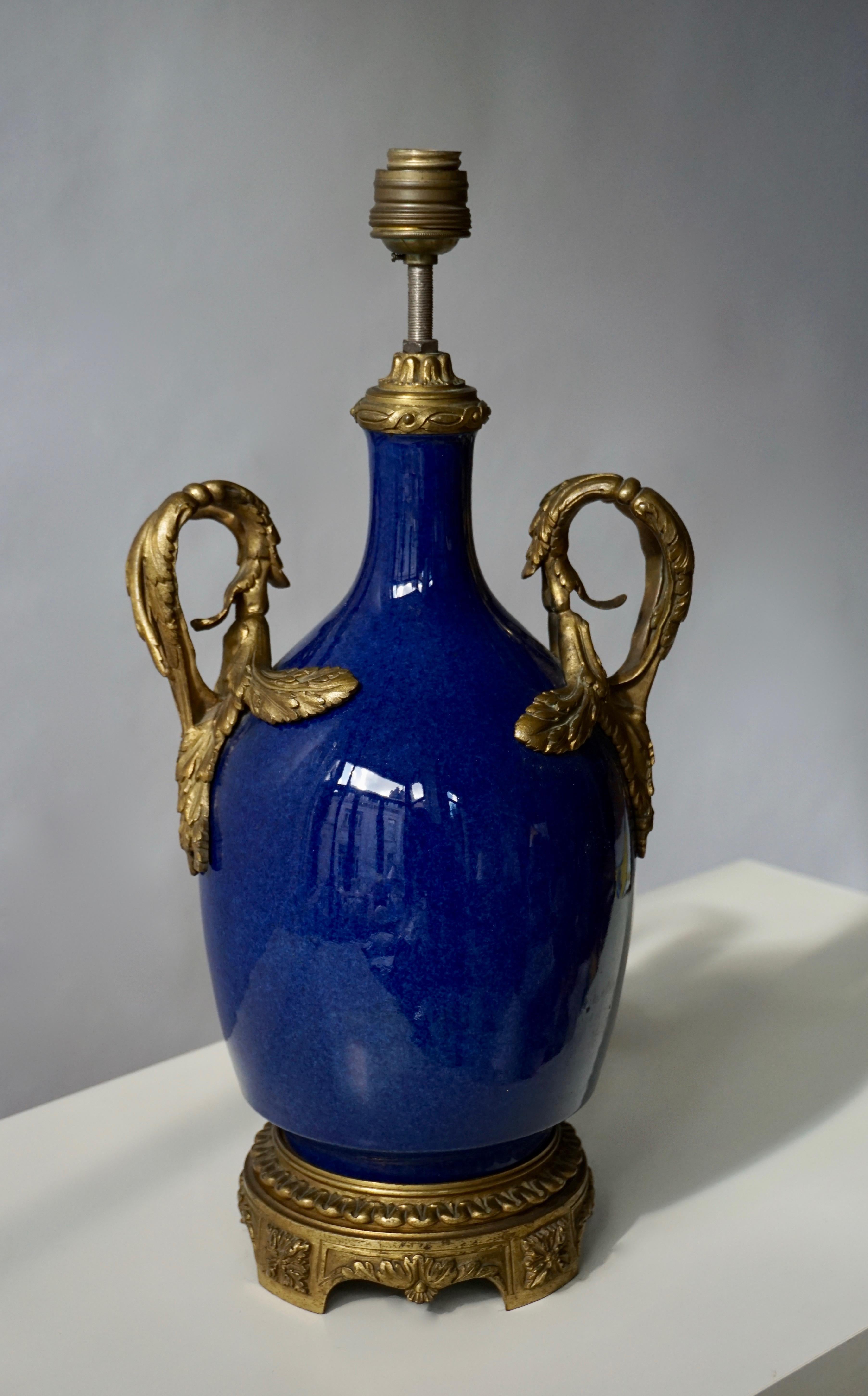 Laiton Lampe de bureau Napolon III en porcelaine bleu foncé Svres avec ornementation en bronze doré en vente