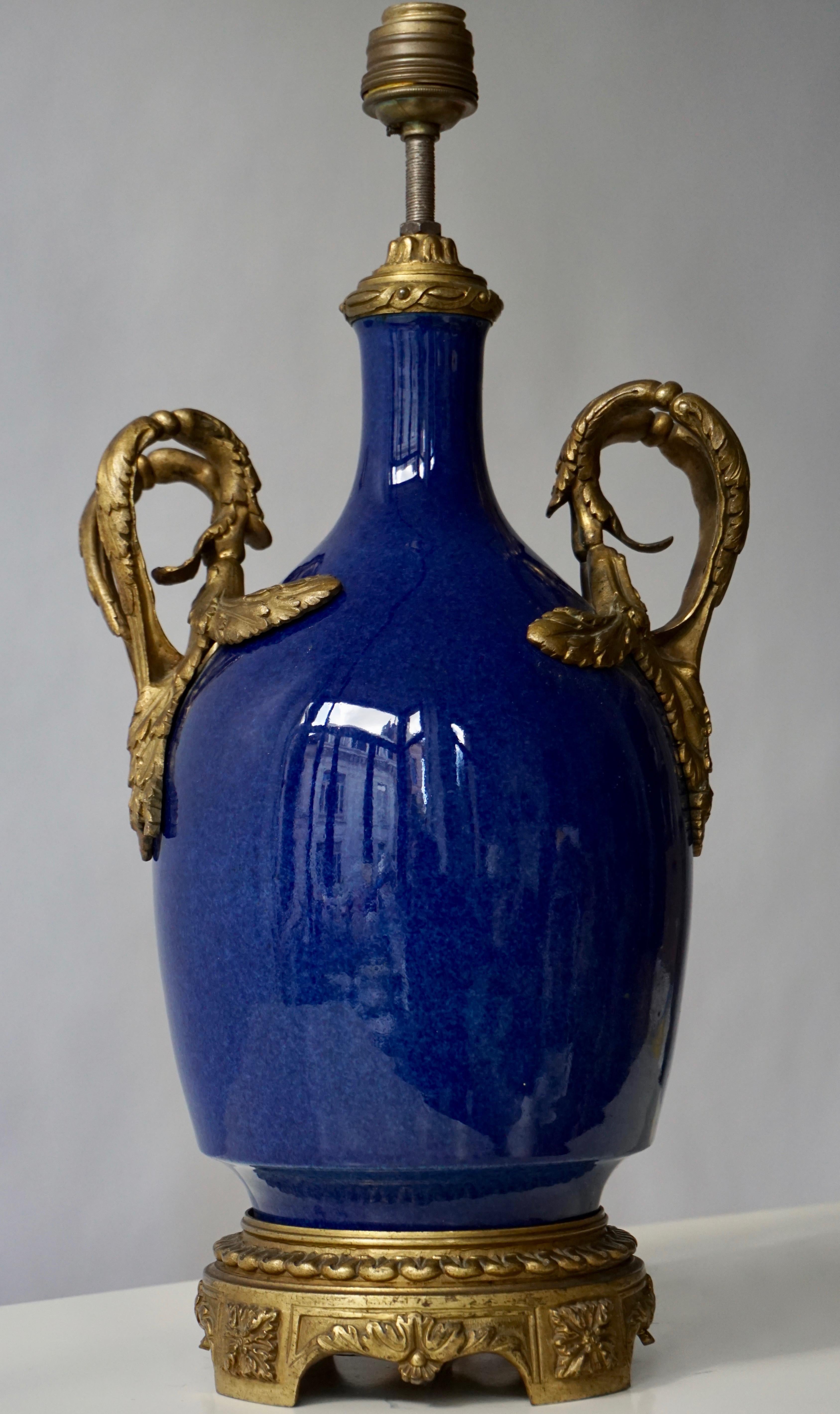 Lampe de bureau Napolon III en porcelaine bleu foncé Svres avec ornementation en bronze doré en vente 1