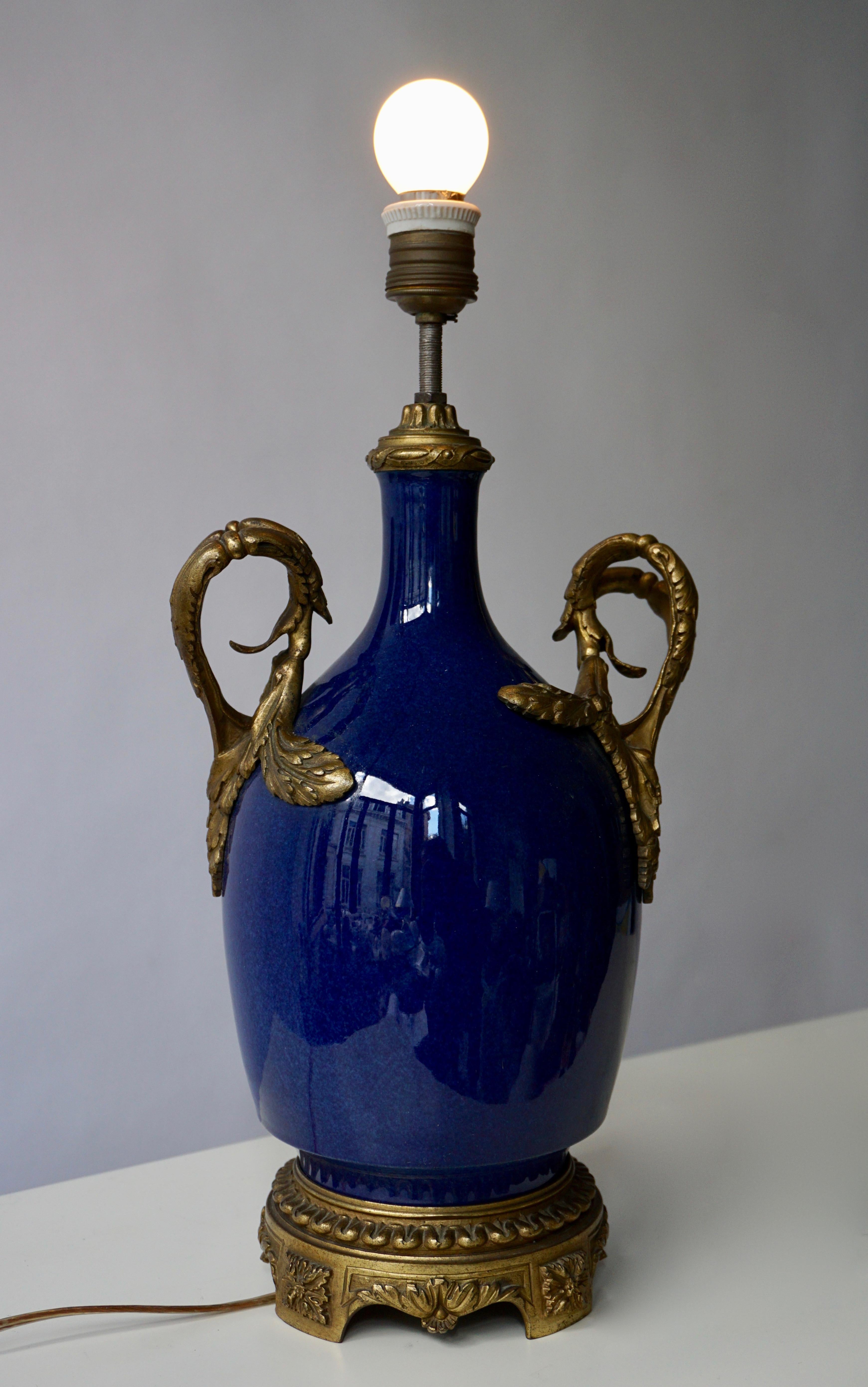 Lampe de bureau Napolon III en porcelaine bleu foncé Svres avec ornementation en bronze doré en vente 2