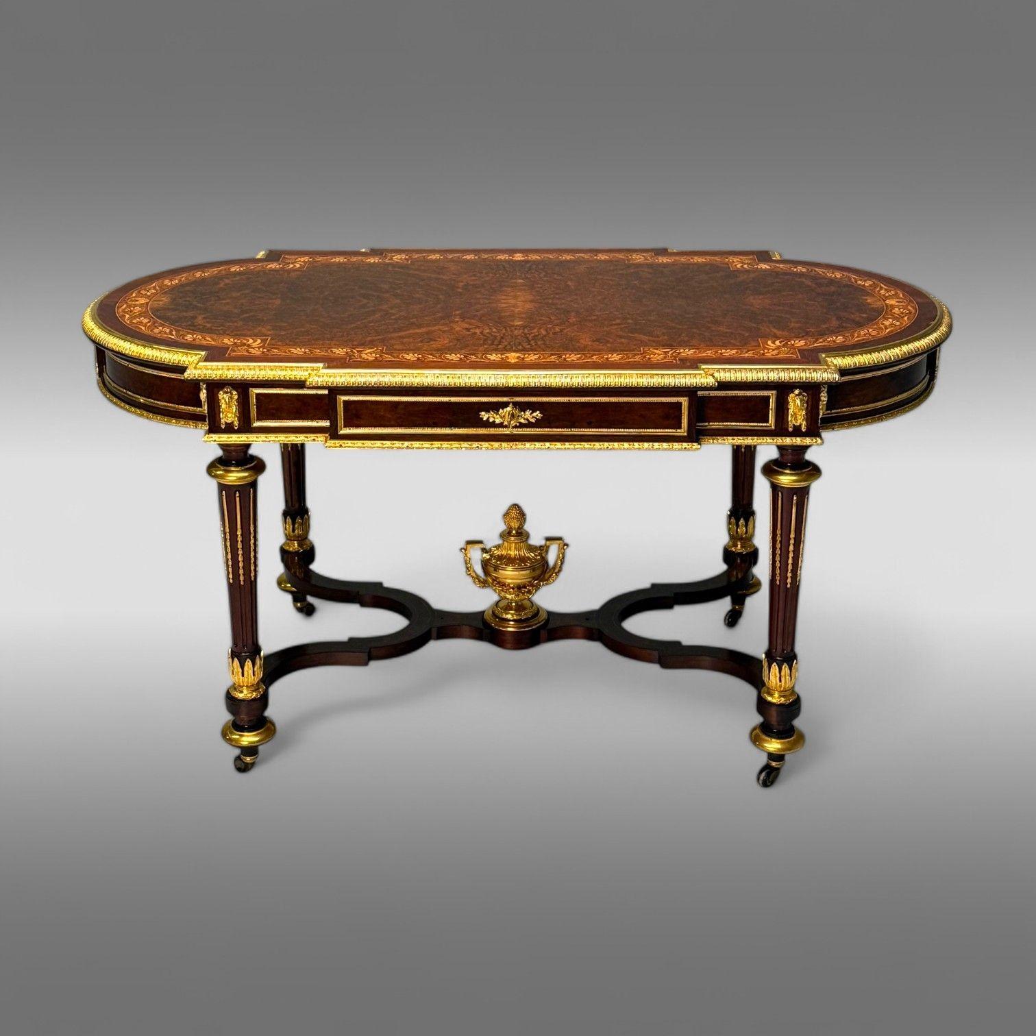 Scrivania o tavolo da centro Napoleone III, bronzo ormolu, legno di radica intarsiato, intarsio, Francia, XIX secolo, Aristide-Henry Gros. (dopo)

Un esemplare di tavolo da centro o scrittoio francese, risalente alla fine del XIX secolo. Il tavolo