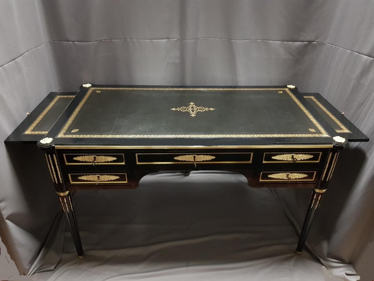 Gorgeous Napoleon III desk secretary writing table with 5 drawers with beautiful ornamentation of gilt bronze, and its matching armchair.
Coating changed in full grain leather with its gilding with small iron including braid, florets and central