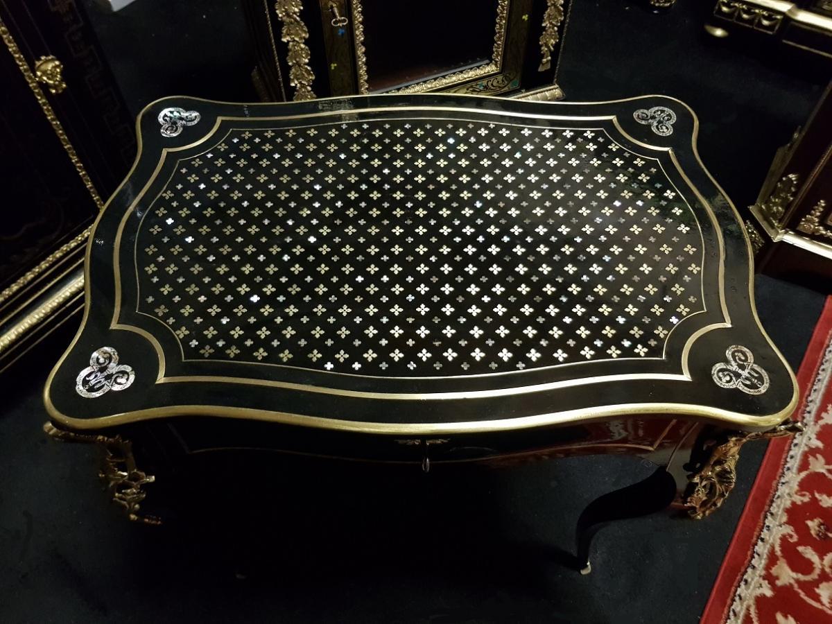 Napoleon III beautiful desk writing table in boulle marquetry in Queen style.
Desk writing table in called Queen marquetry (interlaced brass clovers and mother of pearl crosses), with rich inlay on the tray, angles patterned with mother-of-pearl