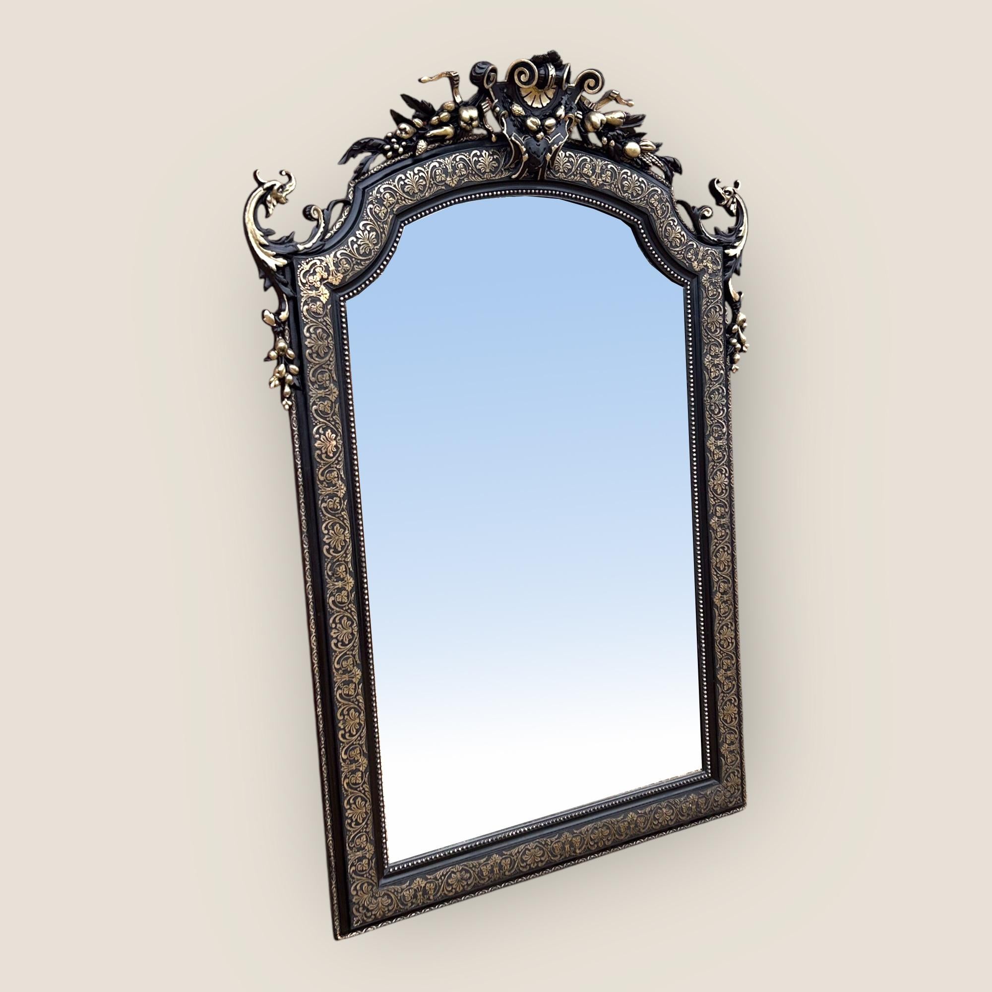 Britannique Miroir de manteau Napoléon III ébonisé et sculpté en vermeil en vente