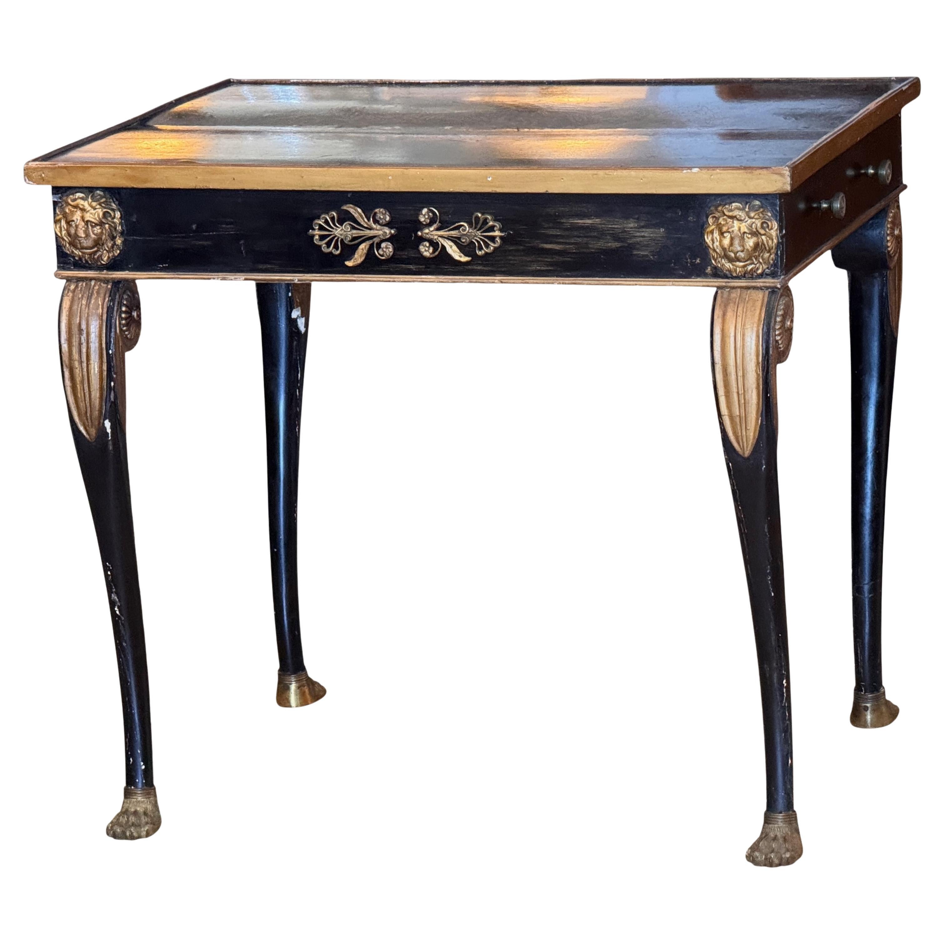 Mesa auxiliar Napoleón III ebonizada y dorada